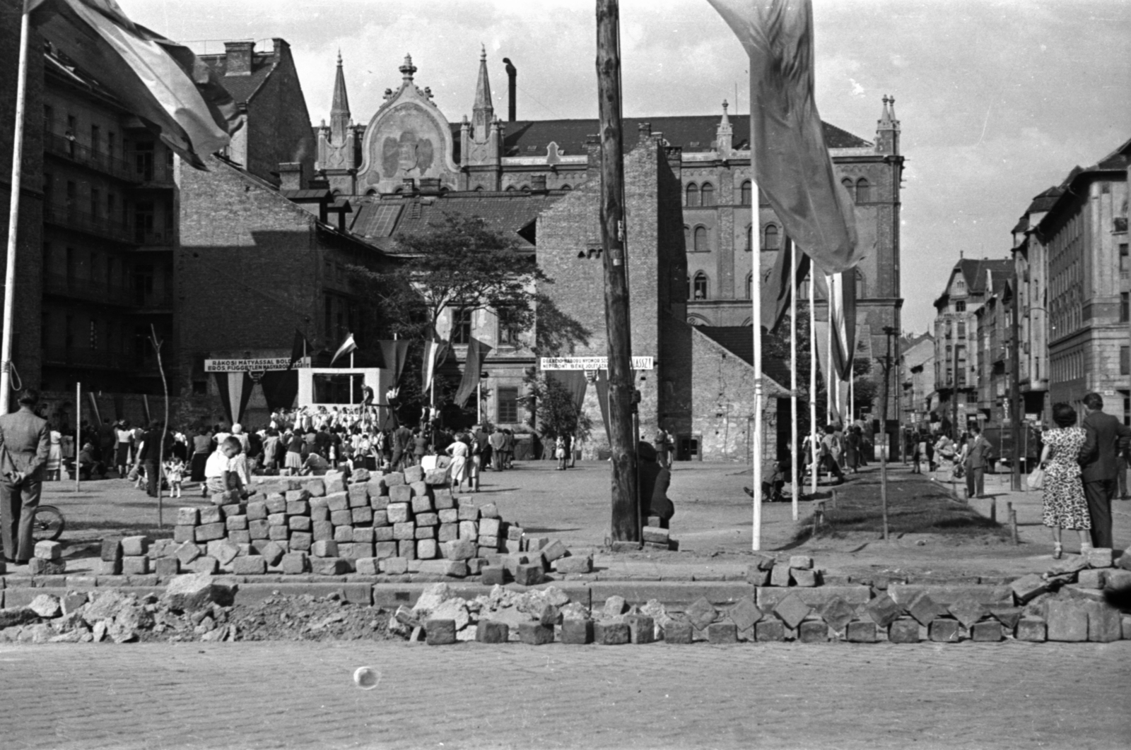 Magyarország, Budapest IX., Kinizsi utca a Közraktár utca felől nézve, háttérben a Központi Zálogház (Lónyay utca 30-32.), 1949, Fortepan, tűzfal, ünnep, Budapest, kockakő, Fortepan #30051