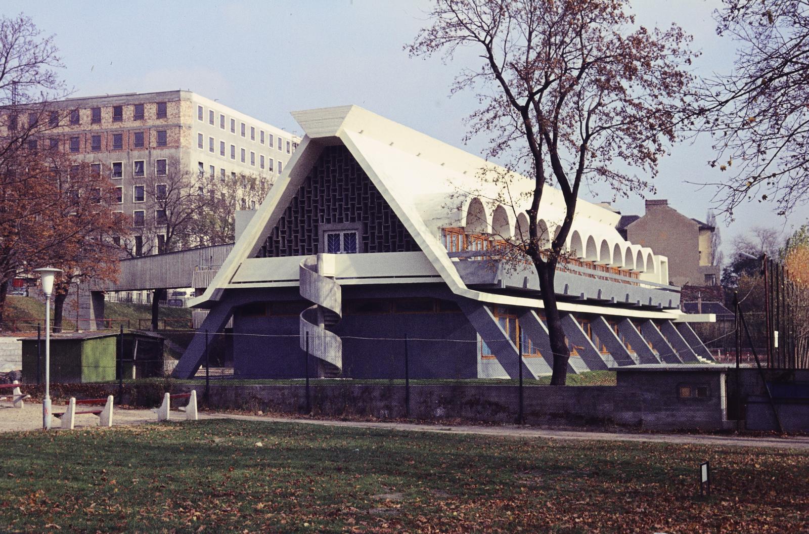 Hungary, Budapest XII., Csörsz utca, a Magyar Optikai Művek (MOM) sporttelepe, háttérben a MOM irodaépülete., 1981, Mnyenczán Tamás, Budapest, Fortepan #300510
