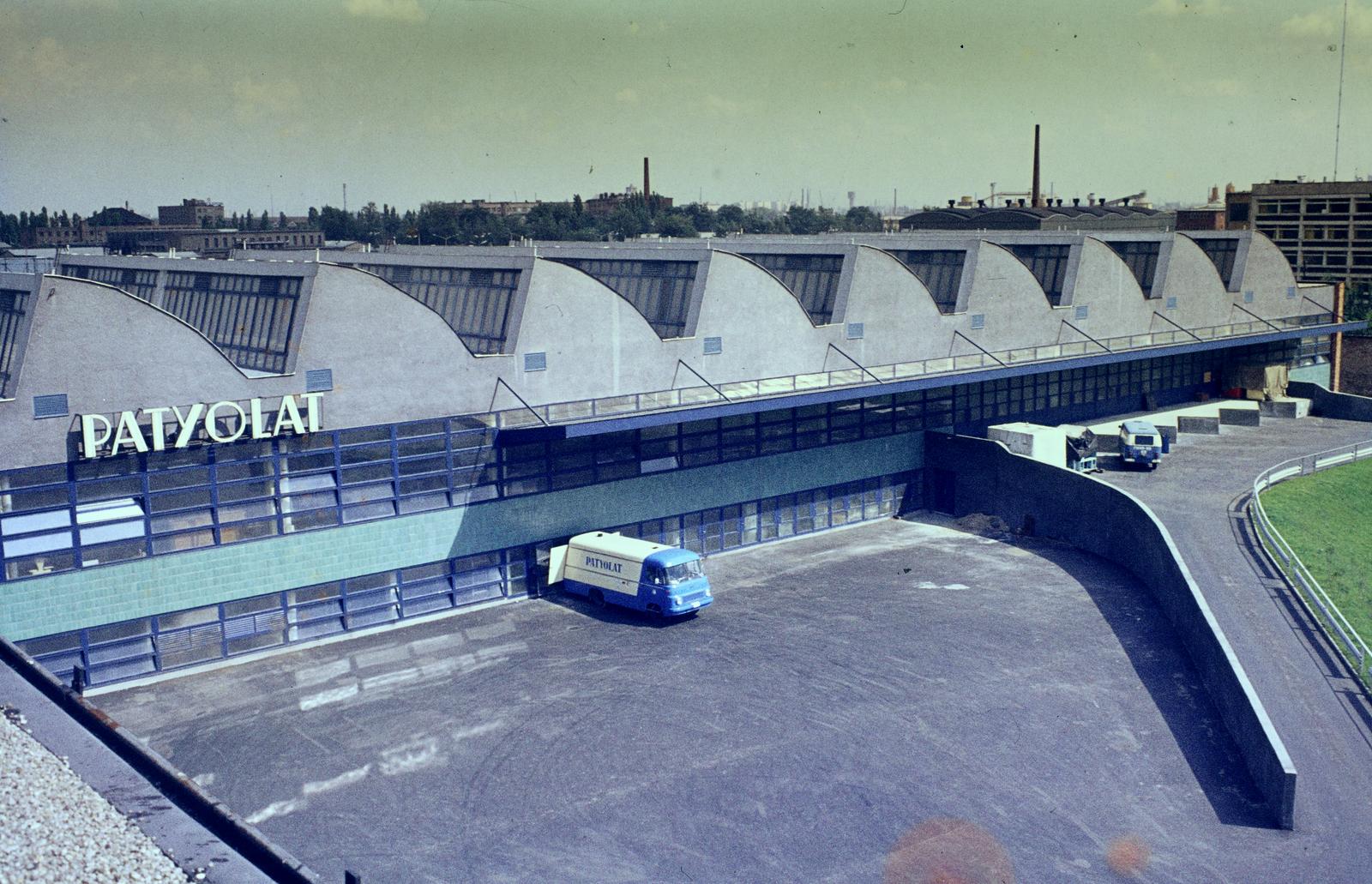 Hungary, Budapest XI., Nándorfejérvári út, a Fővárosi Patyolat Vállalat mosó, vasaló és tisztító üzeme., 1974, Mnyerczán Tamás, Budapest, colorful, modern architecture, Fortepan #300511