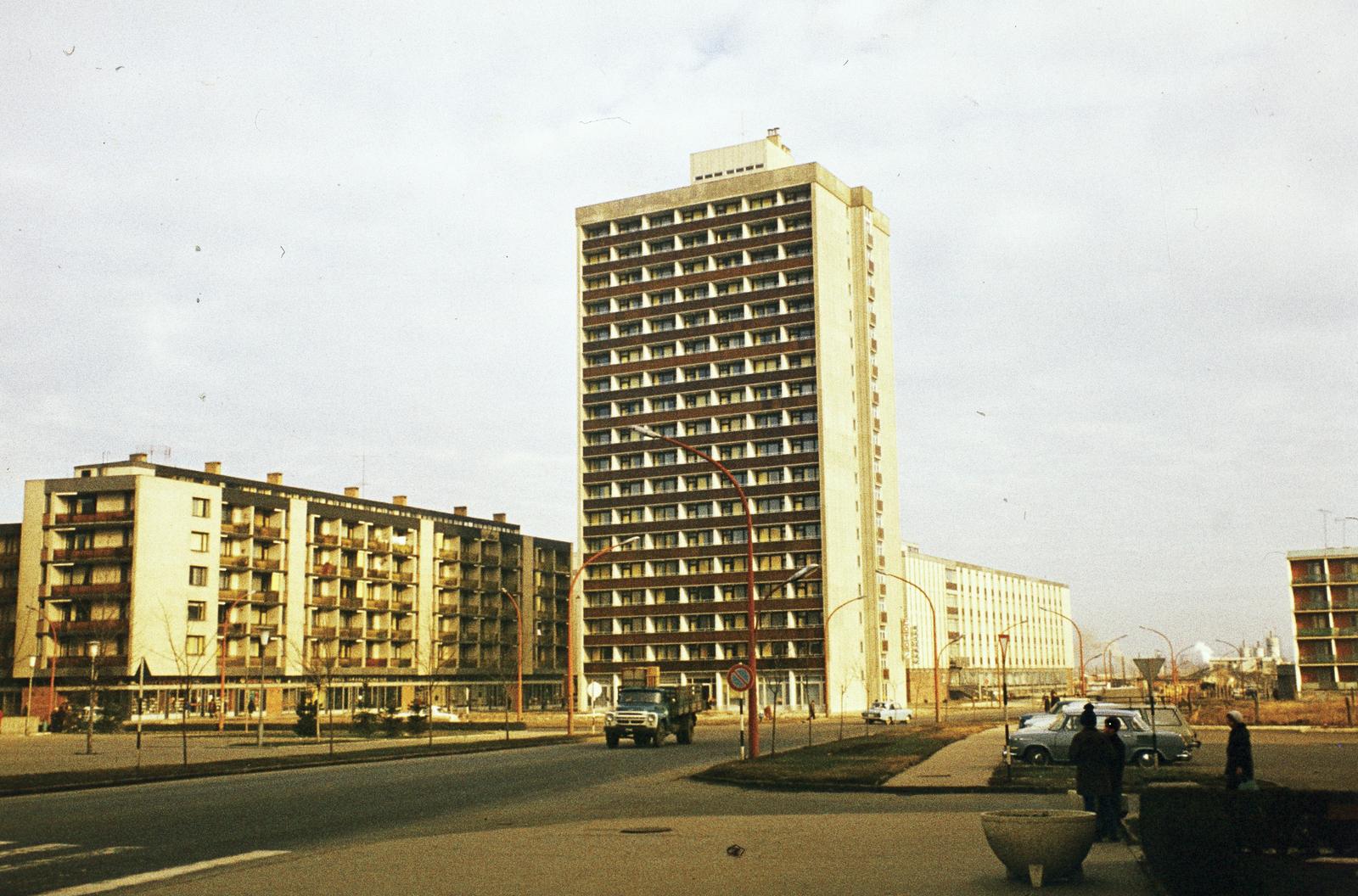 Magyarország, Pécs, Esztergár Lajos utca (39-es dandár út) a Zipernovszky Károly (Karikás Frigyes) utca torkolatánál. Szemben a Veres Endre utca sarkán az Ybl Miklós utca 9-es számú magasház látható., 1979, Mnyerczán Tamás, Fortepan #300512