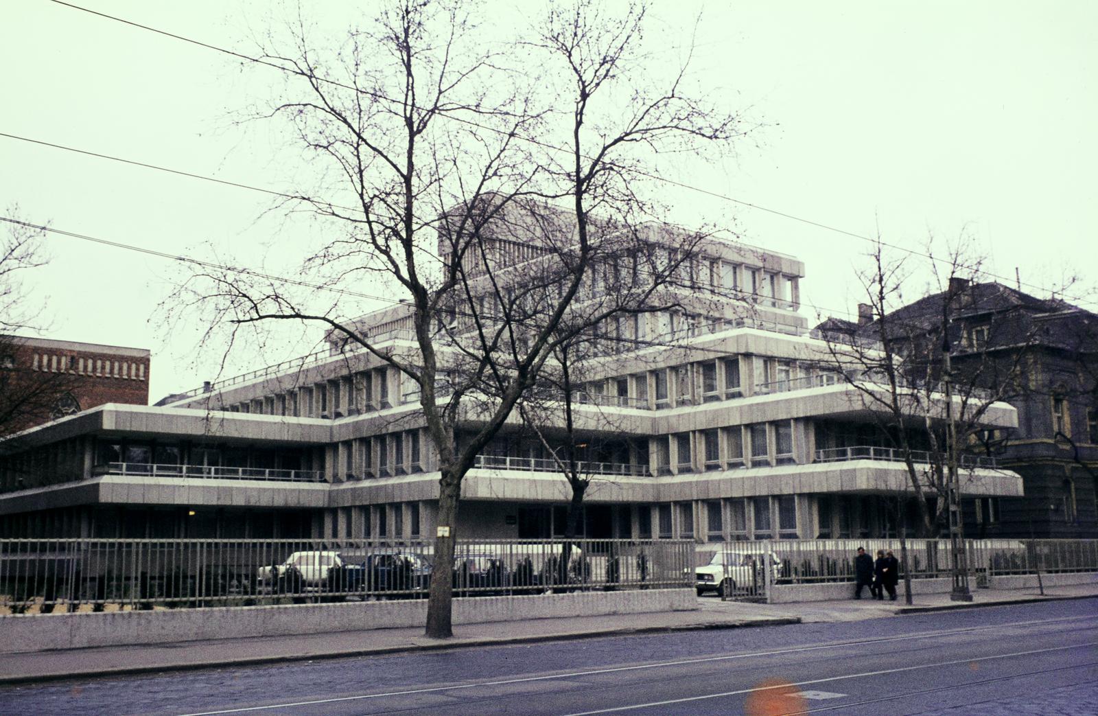 Hungary, Budapest XIV., Thököly út 58-60., Ipari Szövetkezetek Országos Tanácsának székháza (később OKISZ inkubátorház)., 1975, Mnyerczán Tamás, Budapest, Fortepan #300514