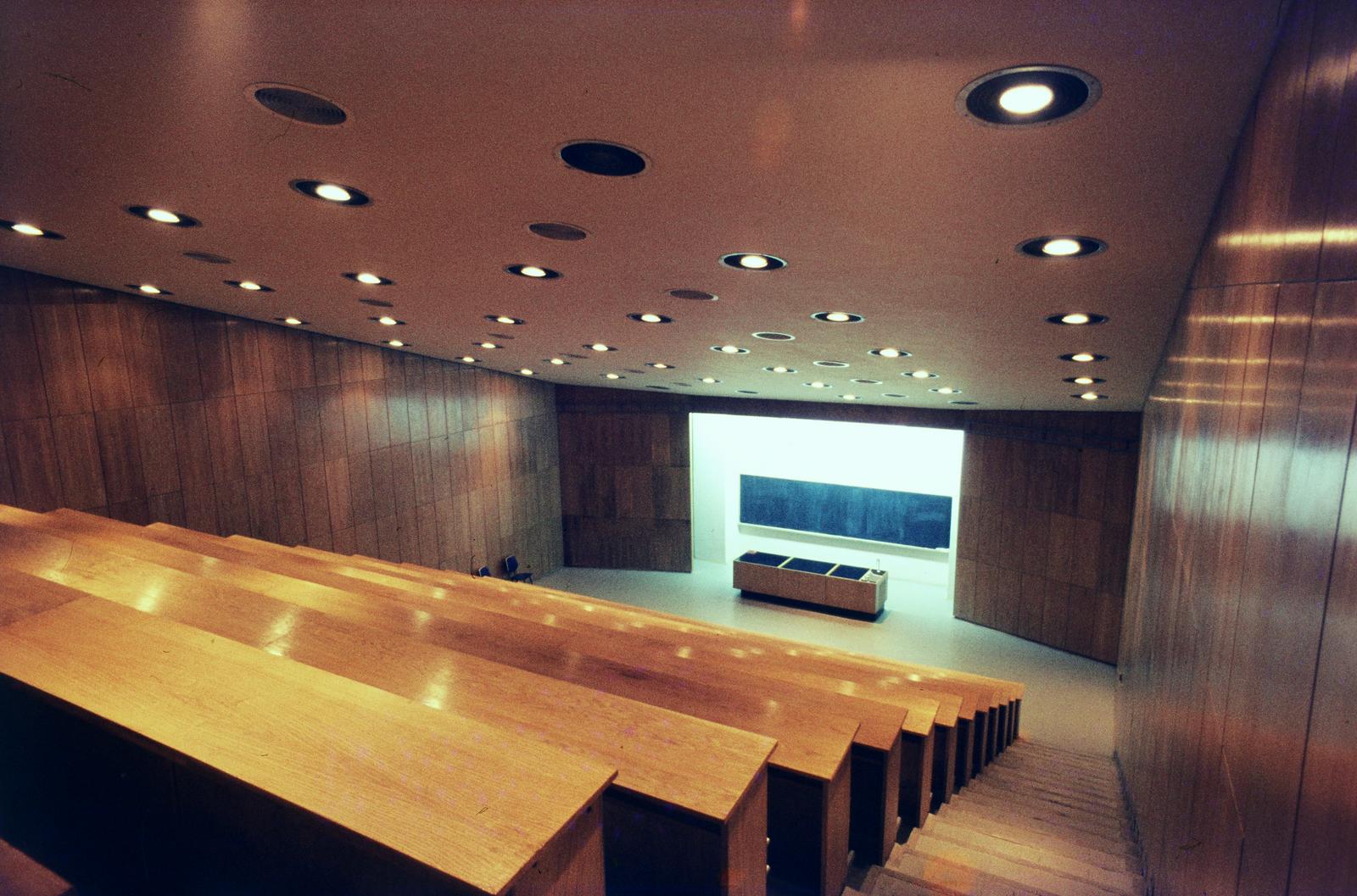 Magyarország, Pécs, Szigeti út, Pécsi Orvostudományi Egyetem (később Pécsi Tudományegyetem Általános Orvostudományi Kar) előadóterem., 1975, Mnyerczán Tamás, előadóterem, Fortepan #300516