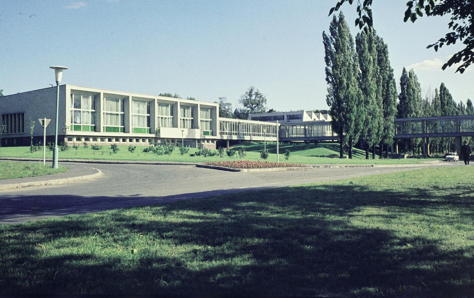 Hungary, Gödöllő, Gödöllői Agrártudományi Egyetem (később Szent István, majd Magyar Agrár- és Élettudományi Egyetem), balra a menza épülete., 1968, Mnyerczán Tamás, Fortepan #300517