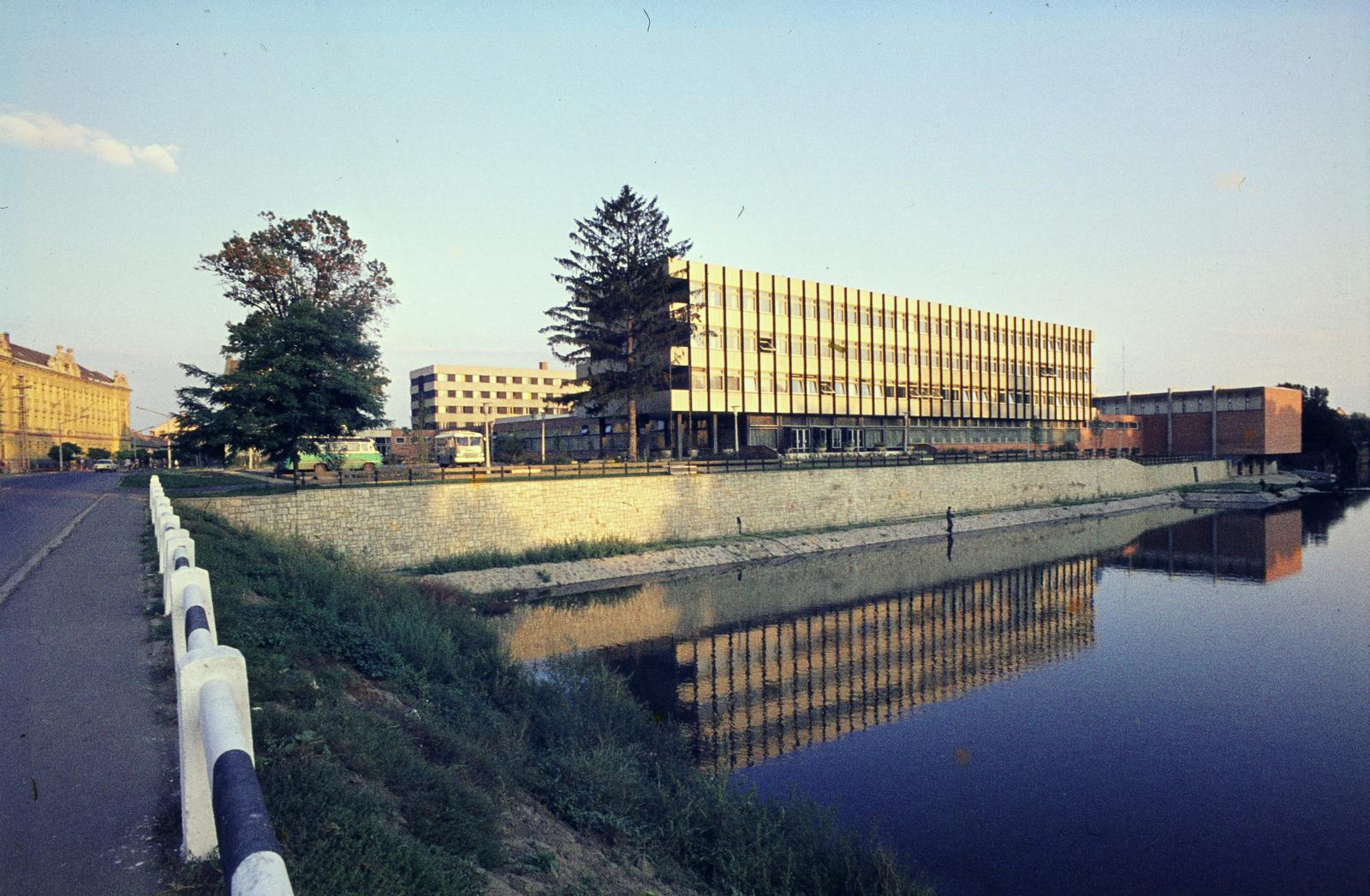 Hungary, Szarvas, Szabadság út, a Szarvasi-Holt-Kőrös partján a Debreceni Agrártudományi Egyetem Szarvasi Főiskolai Karának épülettömbje (később Szent István Egyetem, majd MATE képzési hely)., 1971, Mnyerczán Tamás, colorful, reflection, Fortepan #300523