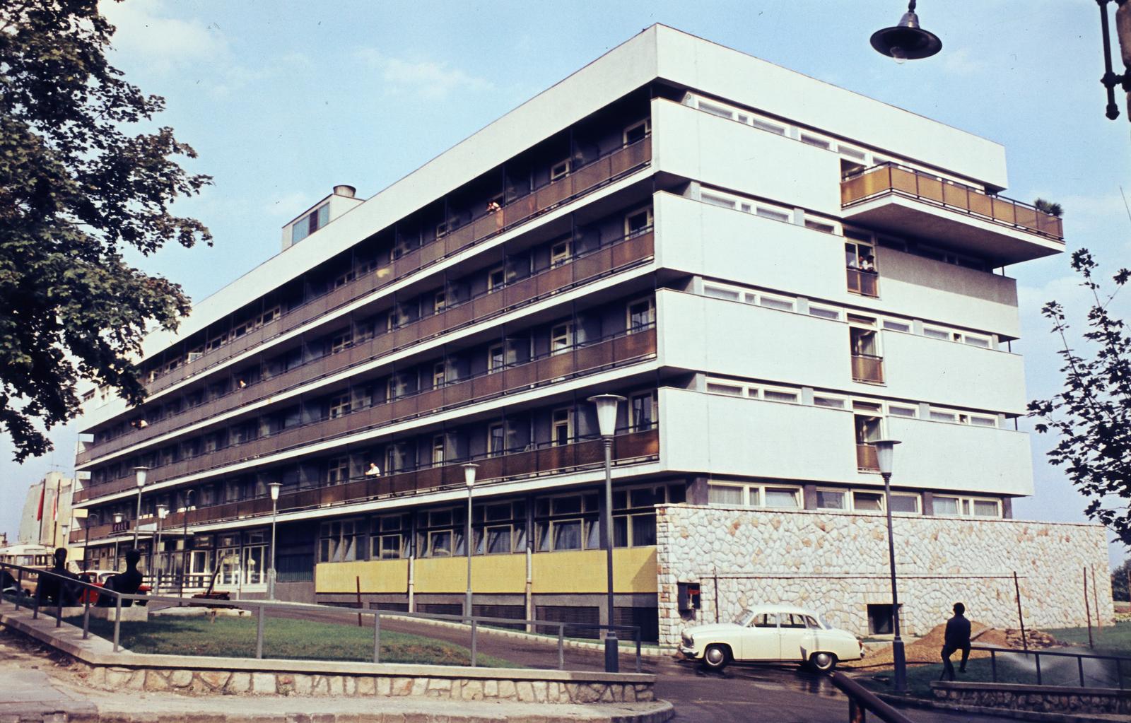 Magyarország, Budapest II., Zivatar utca, az EXPRESS Ifjúsági és Diák Utazási Iroda szállodája, a Hotel Ifjúság. Előtérben balra a Napozók című szobor (Konyorcsik János, 1968.)., 1971, Mnyenczán Tamás, Budapest, Fortepan #300524
