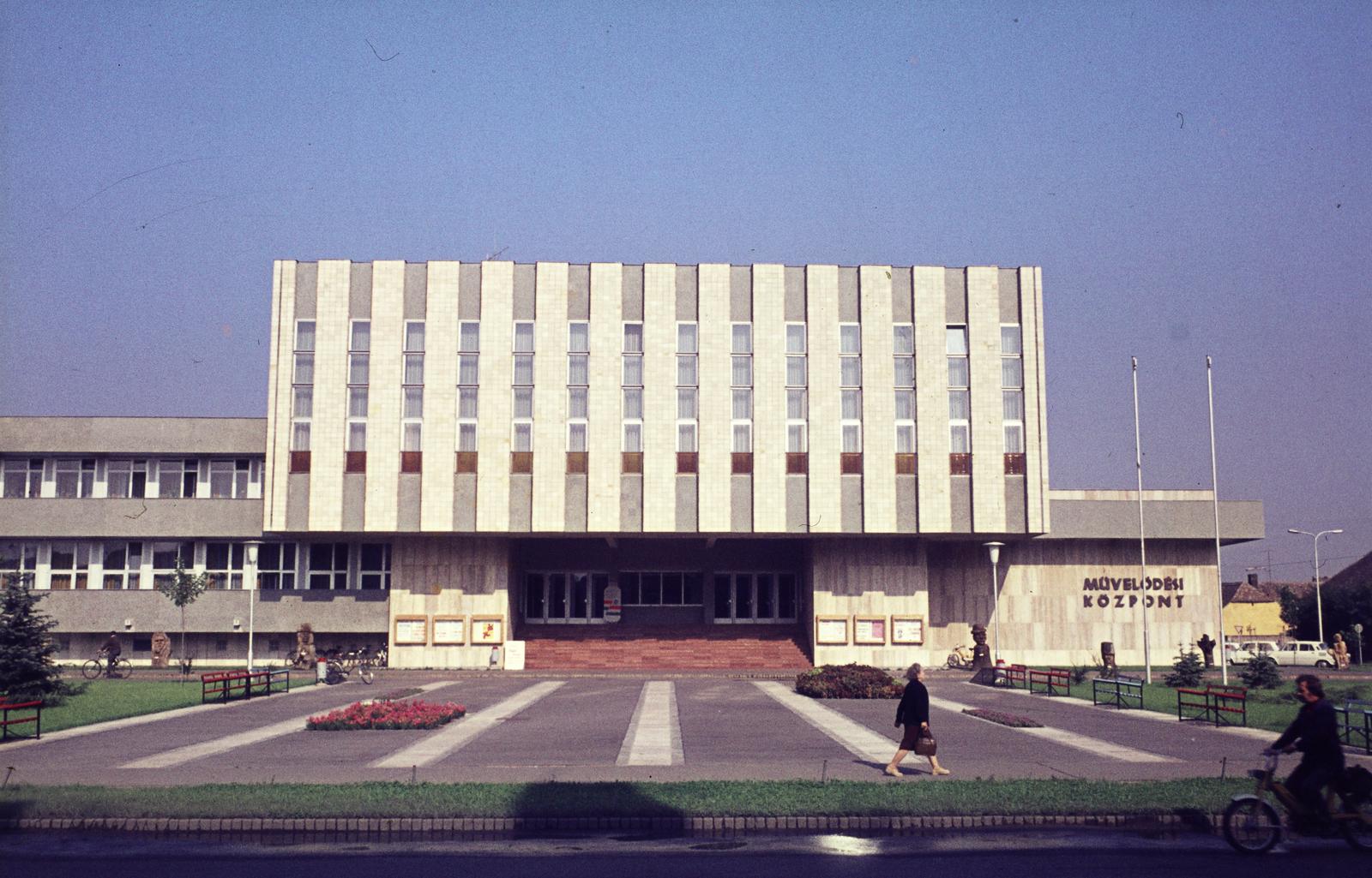 Magyarország, Kecskemét, Deák Ferenc tér, Erdei Ferenc Megyei Művelődési Központ., 1974, Mnyerczán Tamás, Fortepan #300531