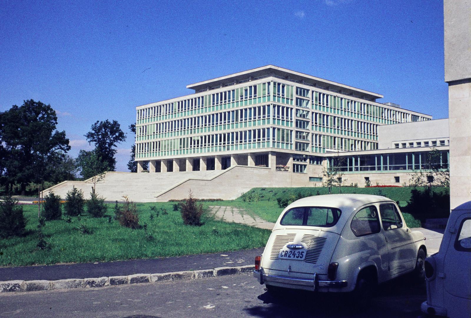 Magyarország, Gödöllő, Gödöllői Agrártudományi Egyetem (később Szent István, majd Magyar Agrár- és Élettudományi Egyetem) Gépészmérnöki Kar., 1974, Mnyerczán Tamás, egyetem, Zastava-márka, rendszám, Fortepan #300533