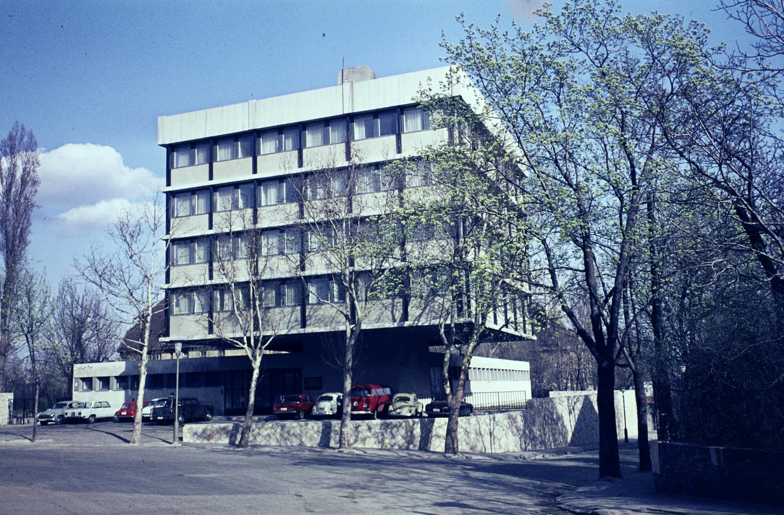 Magyarország, Budapest II., Szemlőhegy utca - Ady Endre utca sarok, a Demokratikus Ifjúsági Szövetség (DIVSZ) székháza., 1978, Mnyerczán Tamás, Budapest, Fortepan #300558