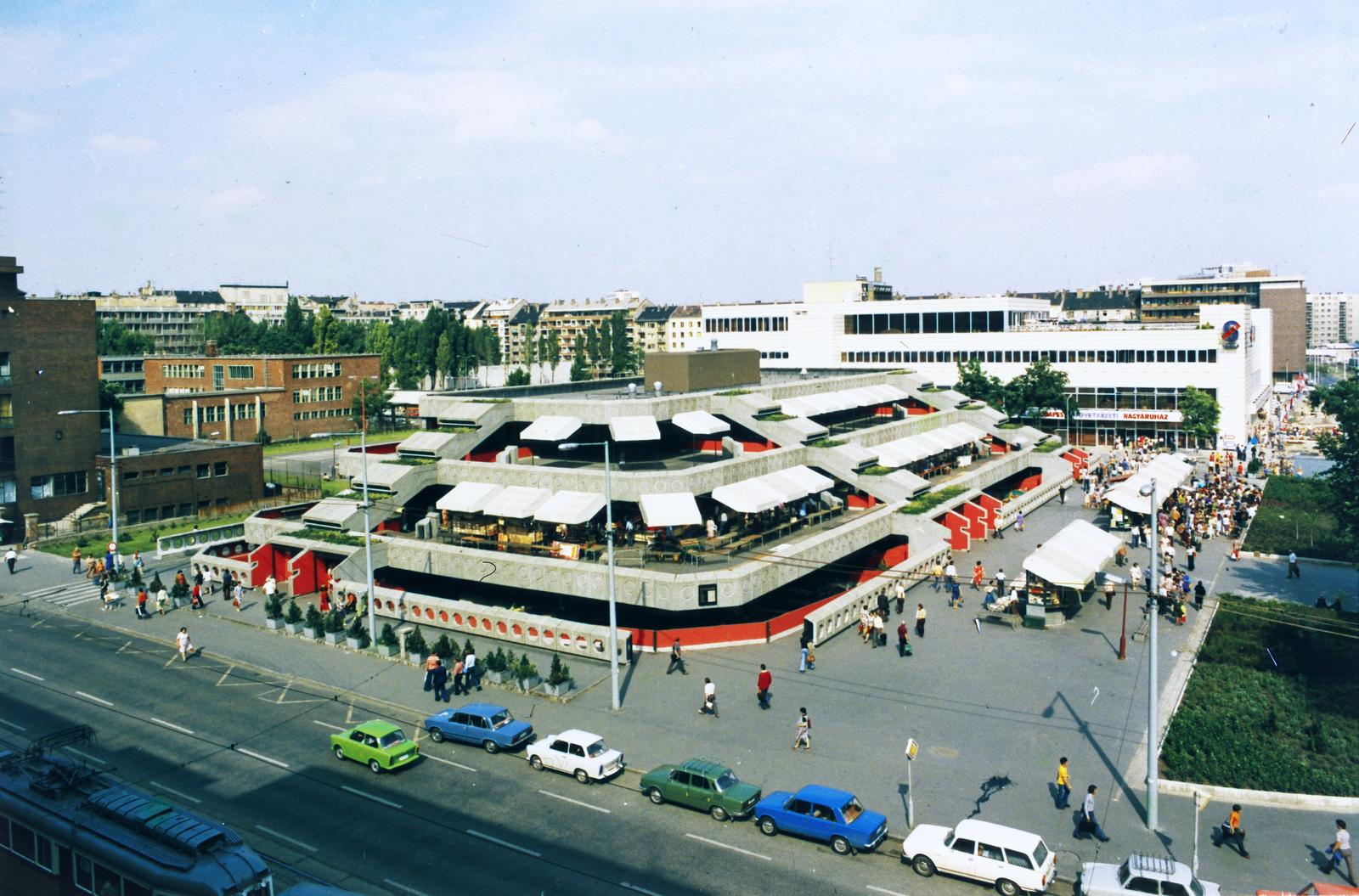 Magyarország, Budapest XI., Fehérvári út, a piactól jobbra, a háttérben a Skála Budapest Szövetkezeti Nagyáruház., 1980, Mnyenczán Tamás, Budapest, Fortepan #300563