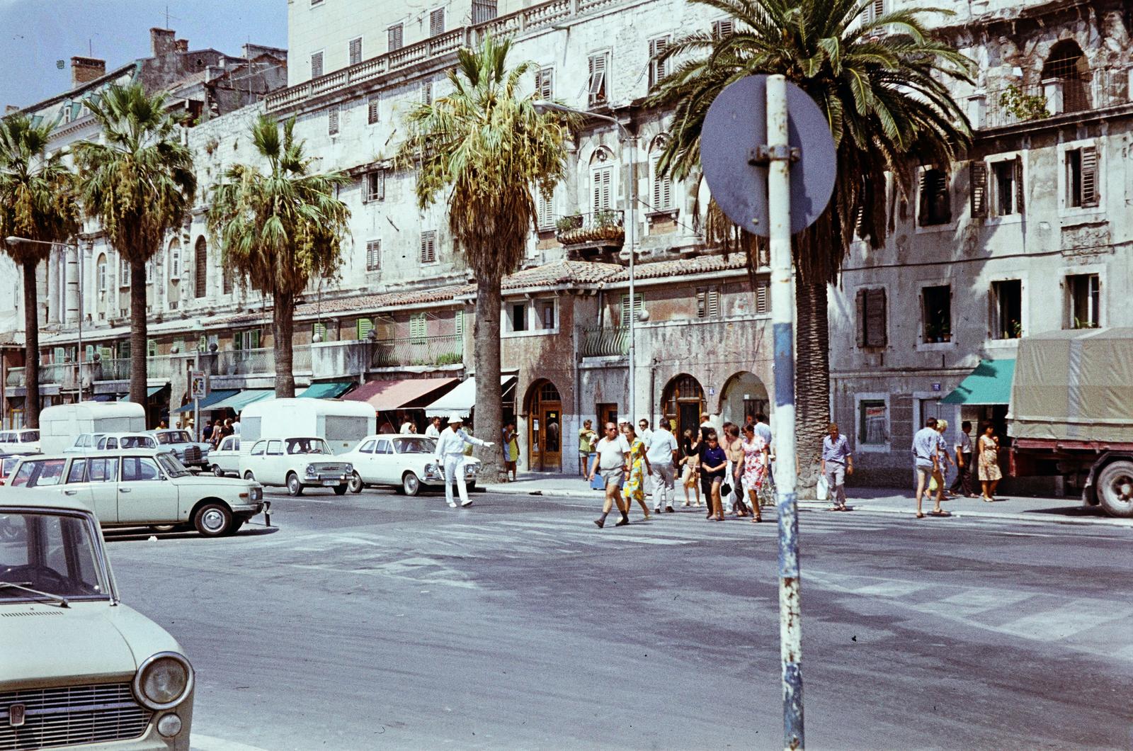 Croatia,Adriatic Sea, Split, a Riva, Split sétatere (Obala Hrvatskog narodnog preporoda), szemben Diocletianus palotájának részlete., 1971, Mnyerczán Tamás, colorful, crosswalk, palm tree, Fortepan #300569