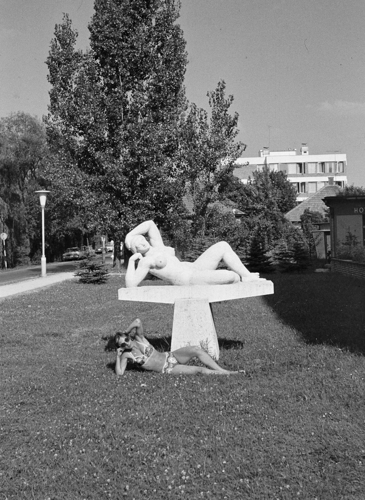 Hungary, Gyula, Part utca, Huszár Imre szobrászművész Napozó nő (1969) című szobra a Park Hotel előtt., 1978, Rékai Zsolt, Best of, sculpture, humour, female figure, Fortepan #300588