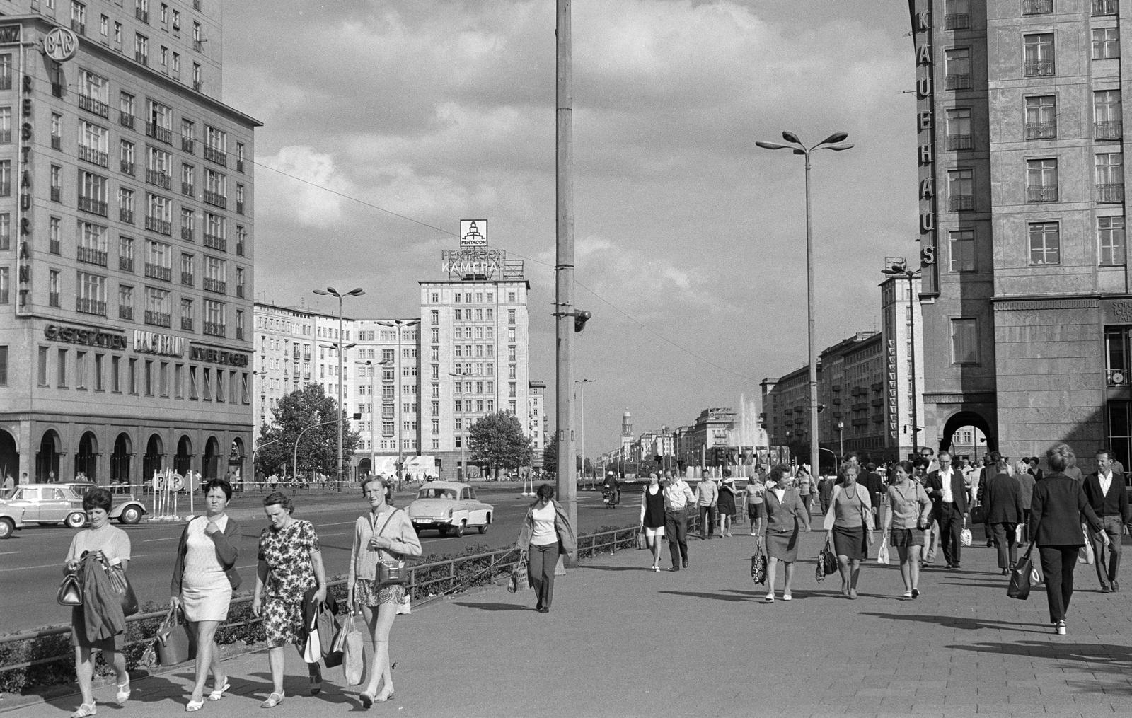 1974, Rékai Zsolt, járókelő, Pentacon-márka, kézitáska, Fortepan #300603