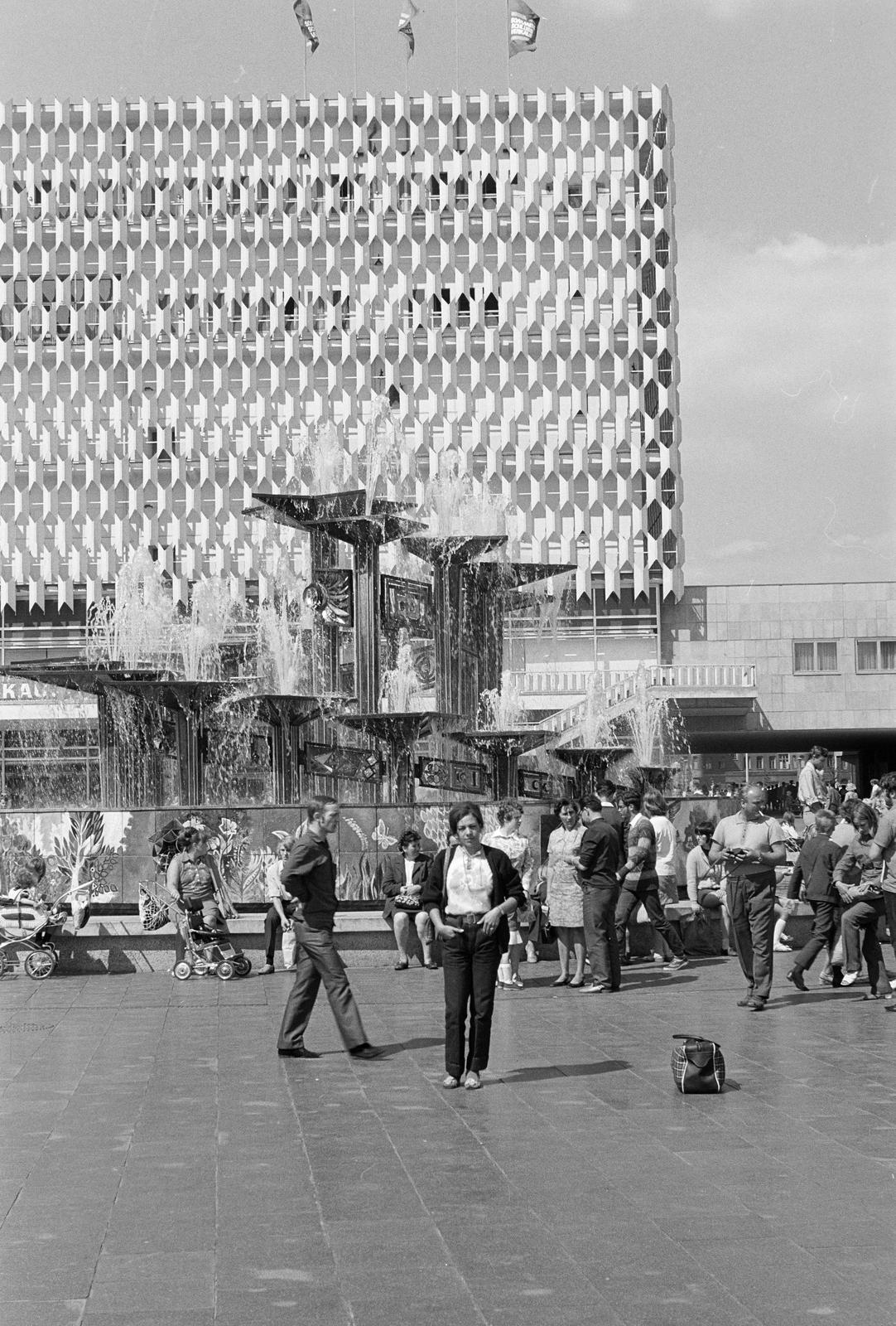 1974, Rékai Zsolt, modern építészet, szökőkút, Fortepan #300609