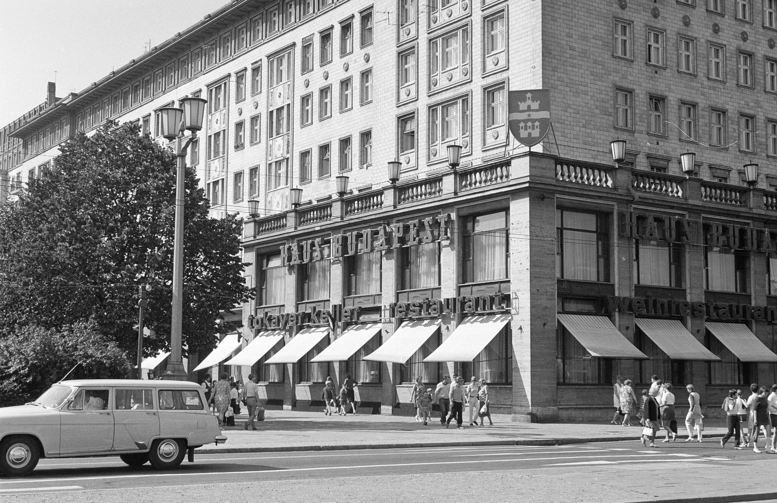Németország, Berlin, Kelet-Berlin, Karl-Marx-Allee 91. - Strasse der Pariser Kommune (Fruchtstrasse) sarok, Haus Budapest., 1974, Rékai Zsolt, Fortepan #300617