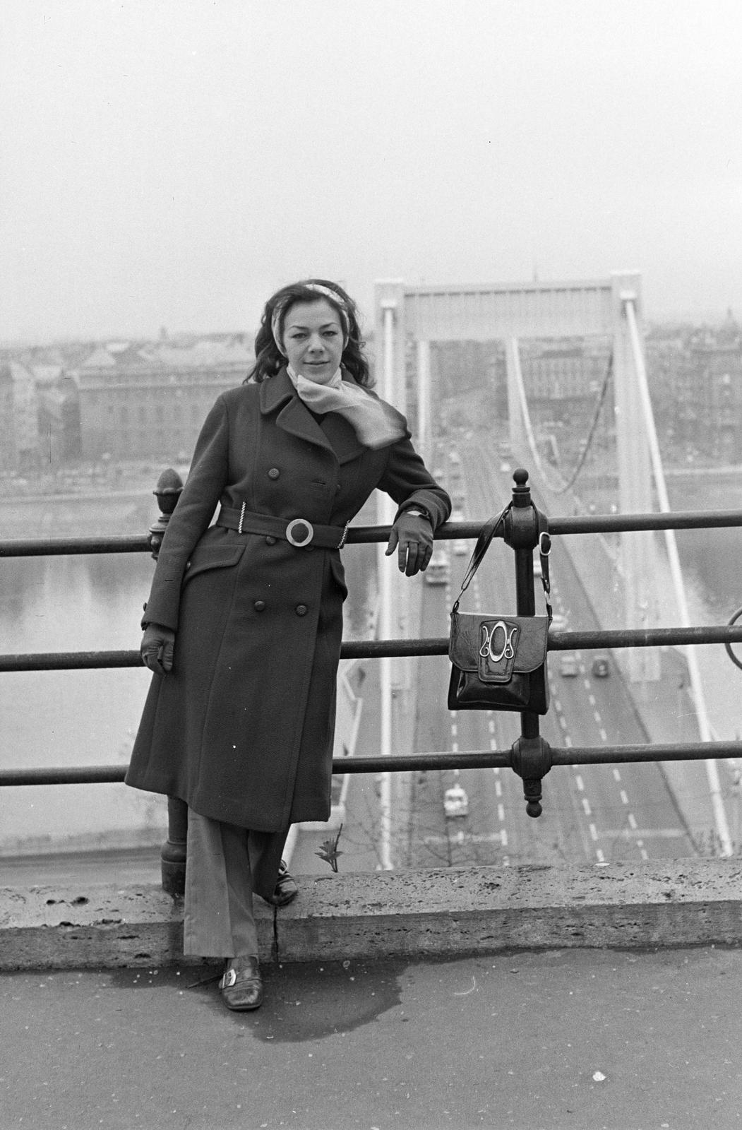 1971, Rékai Zsolt, Best of, leaning, lady, handbag, Pál Sávoly-design, bridge, coat, Fortepan #300621