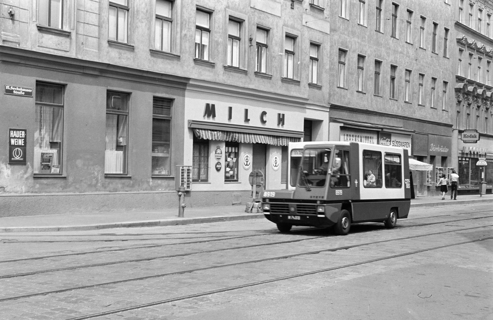 Austria, Vienna, Sechshauser Strasse, Steyr Citybus a Jheringgasse közelében., 1975, Rékai Zsolt, milk bar, Fortepan #300638