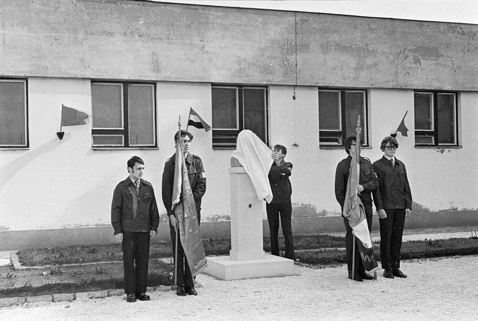 Magyarország, Budapest XX., Ady Endre utca 142., Kossuth Lajos Gimnázium, Kossuth Lajos szobrának leleplezése., 1977, Rékai Zsolt, Best of, fiúk, zászló, avatás, mellszobor, Budapest, Fortepan #300647