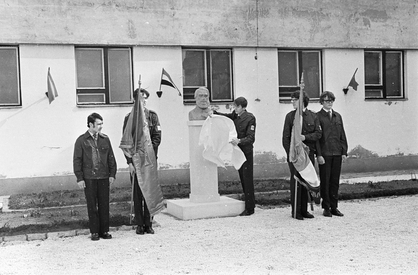 Magyarország, Budapest XX., Ady Endre utca 142., Kossuth Lajos Gimnázium, Kossuth Lajos szobrának leleplezése., 1977, Rékai Zsolt, Budapest, Fortepan #300648