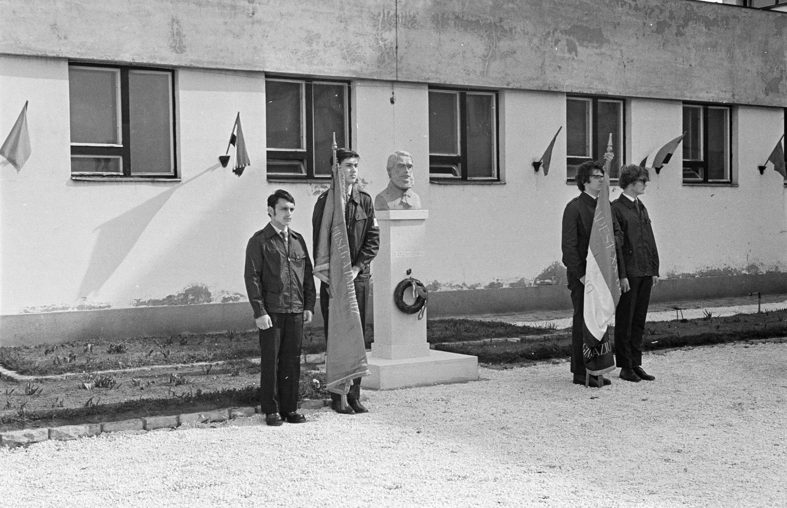 Magyarország, Budapest XX., Ady Endre utca 142., Kossuth Lajos Gimnázium, Kossuth Lajos szobrának leleplezése., 1977, Rékai Zsolt, Budapest, Fortepan #300649