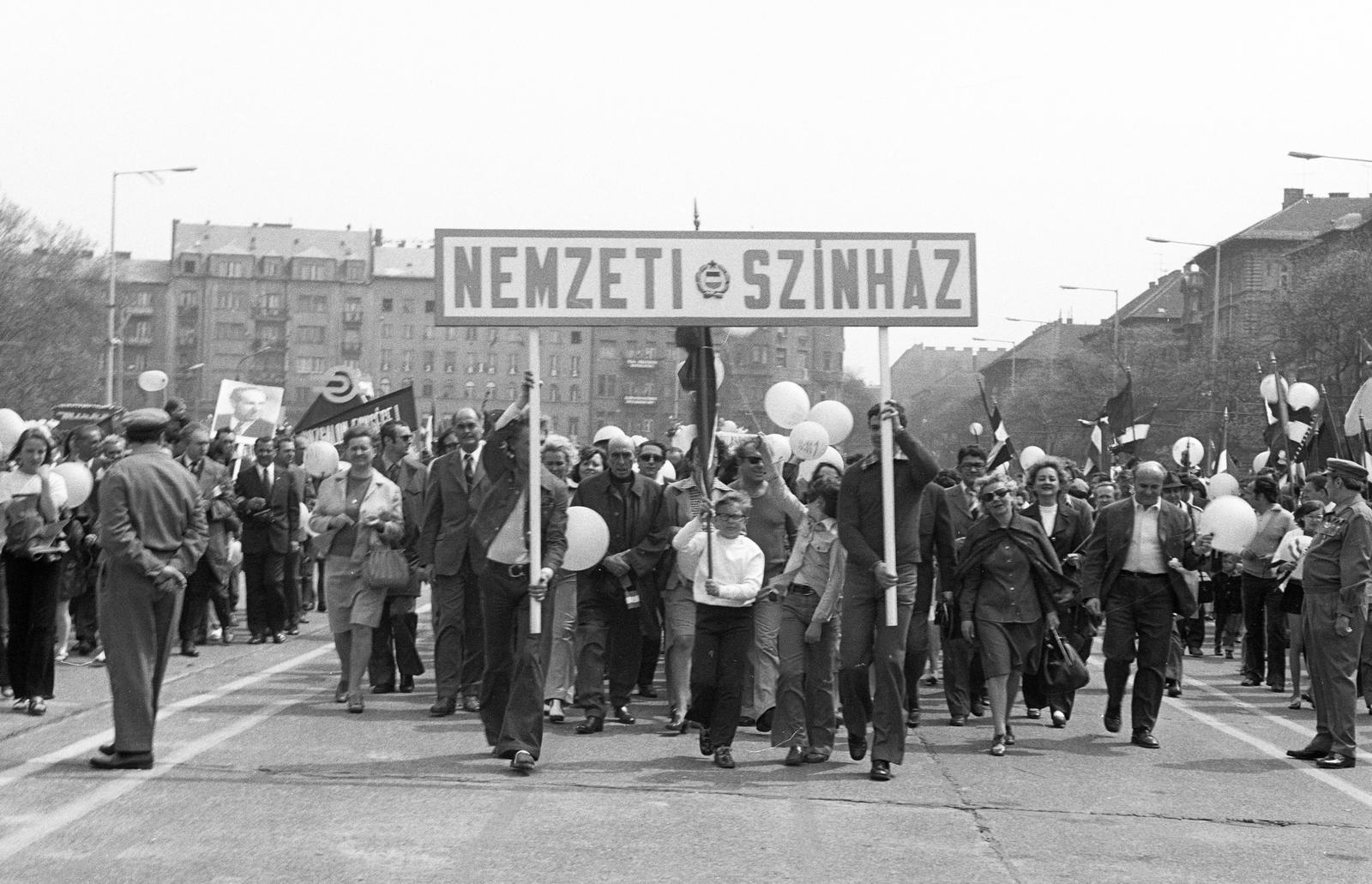 1977, Rékai Zsolt, Best of, celebrity, board, actor, 1st of May parade, march, Fortepan #300662