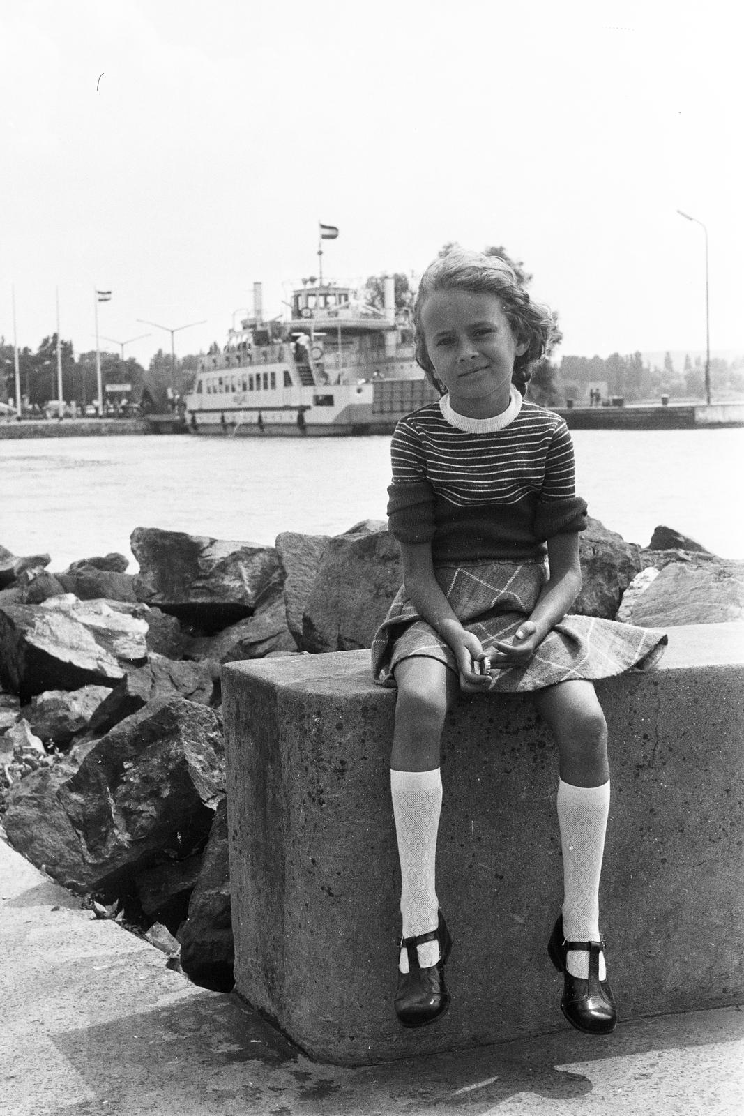 1967, Rékai Zsolt, sitting on a wall, skirt, knee snocks, girl, Fortepan #300696