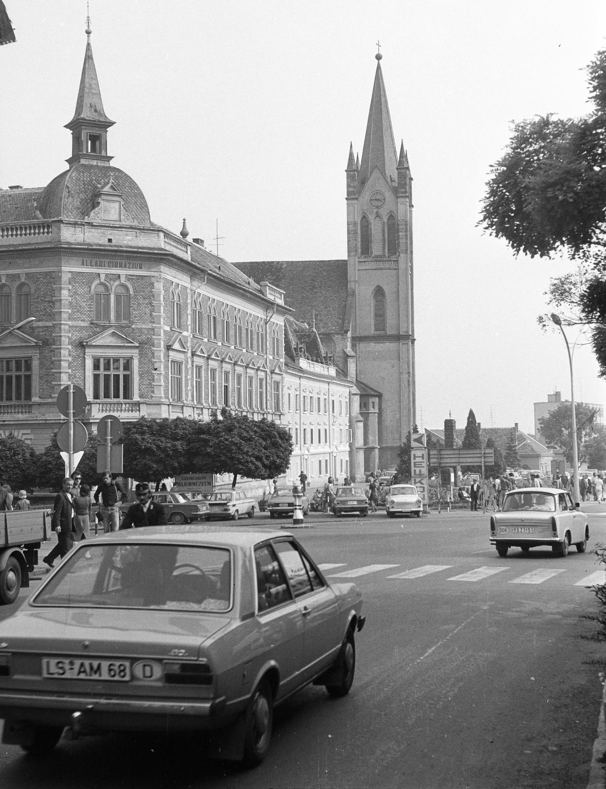 Magyarország,Balaton, Keszthely, Fő tér, a sarkon a Vajda János Gimnázium, majd a Farkas Edit Római Katolikus Szakképző Iskola és Kollégium és a Magyarok Nagyasszonya templom., 1970, Rékai Zsolt, Fortepan #300699