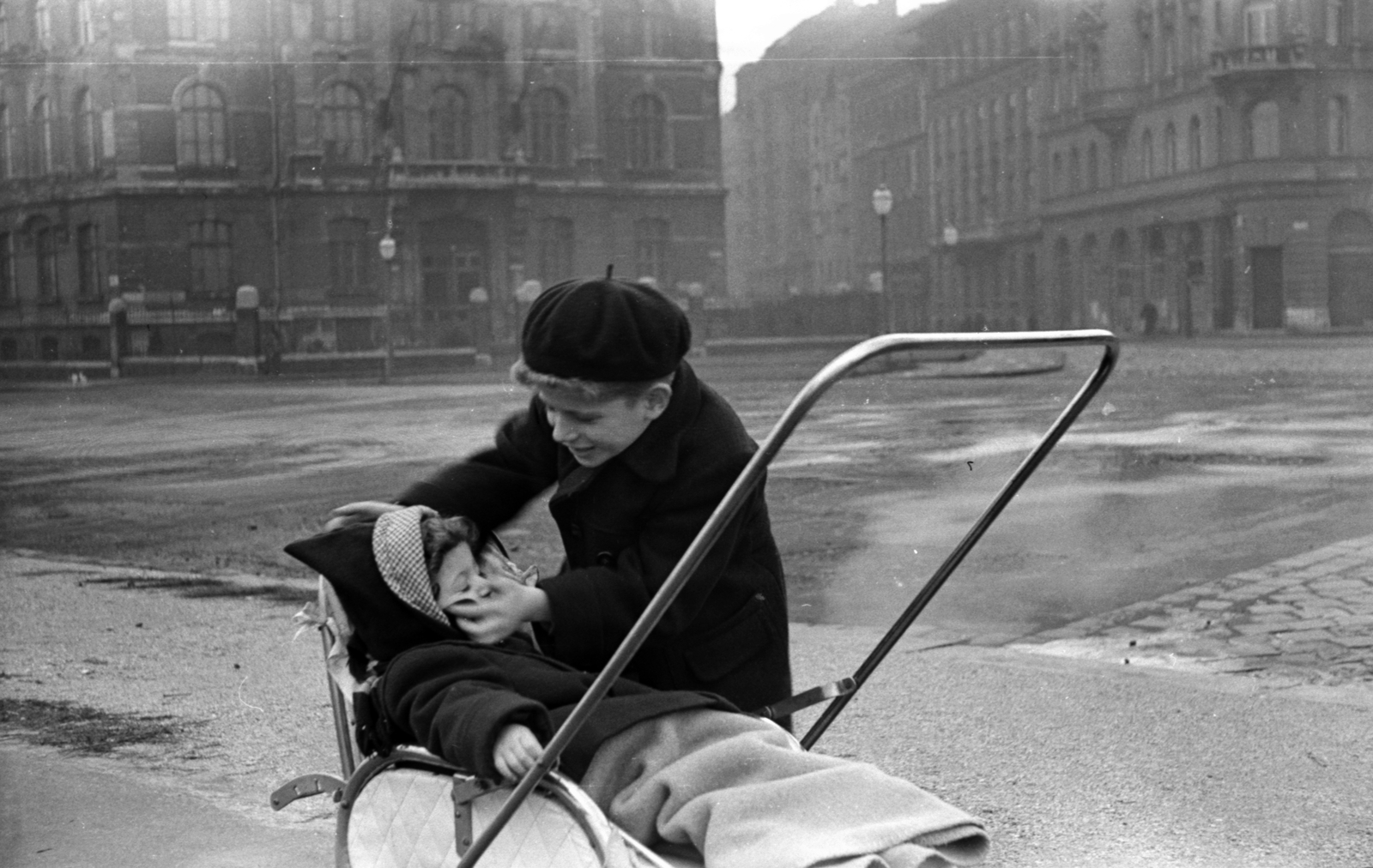 Hungary, Budapest XI., Szent Gellért tér, háttérben a Budafoki út torkolata., 1955, Fortepan, baby carriage, street view, genre painting, kid, beret, kid, Budapest, Fortepan #30071
