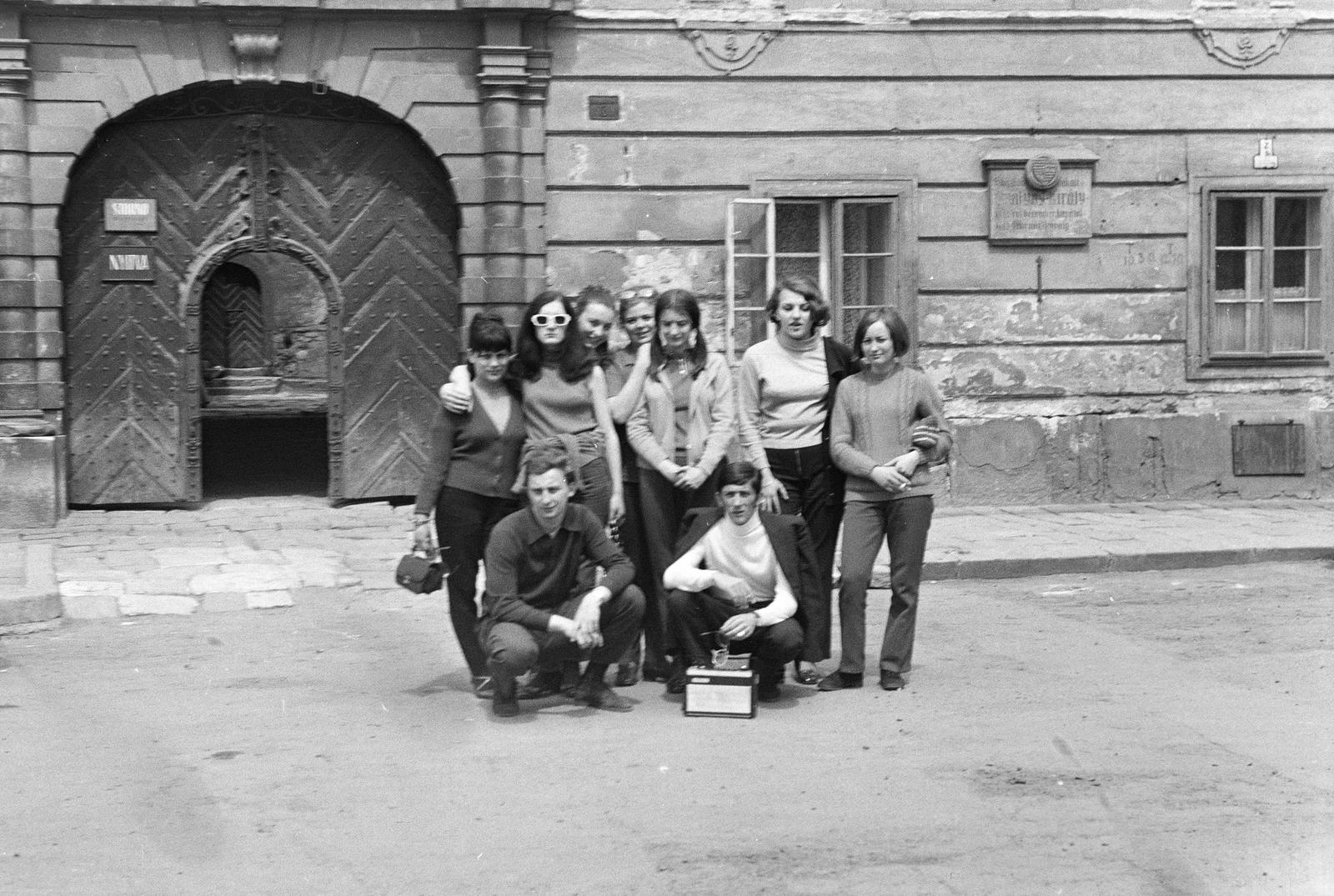 Hungary, Sopron, Fő (Beloiannisz) tér 8., a felvétel a Storno-ház előtt készült., 1969, Rékai Zsolt, Fortepan #300714