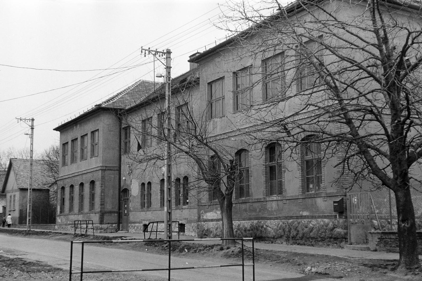Magyarország, Budapest III., Templom (Dömös) utca. 5., Dömös utcai Általános Iskola (később Szent József Katolikus Óvoda, Általános Iskola és Gimnázium)., 1979, Rékai Zsolt, Budapest, Fortepan #300729