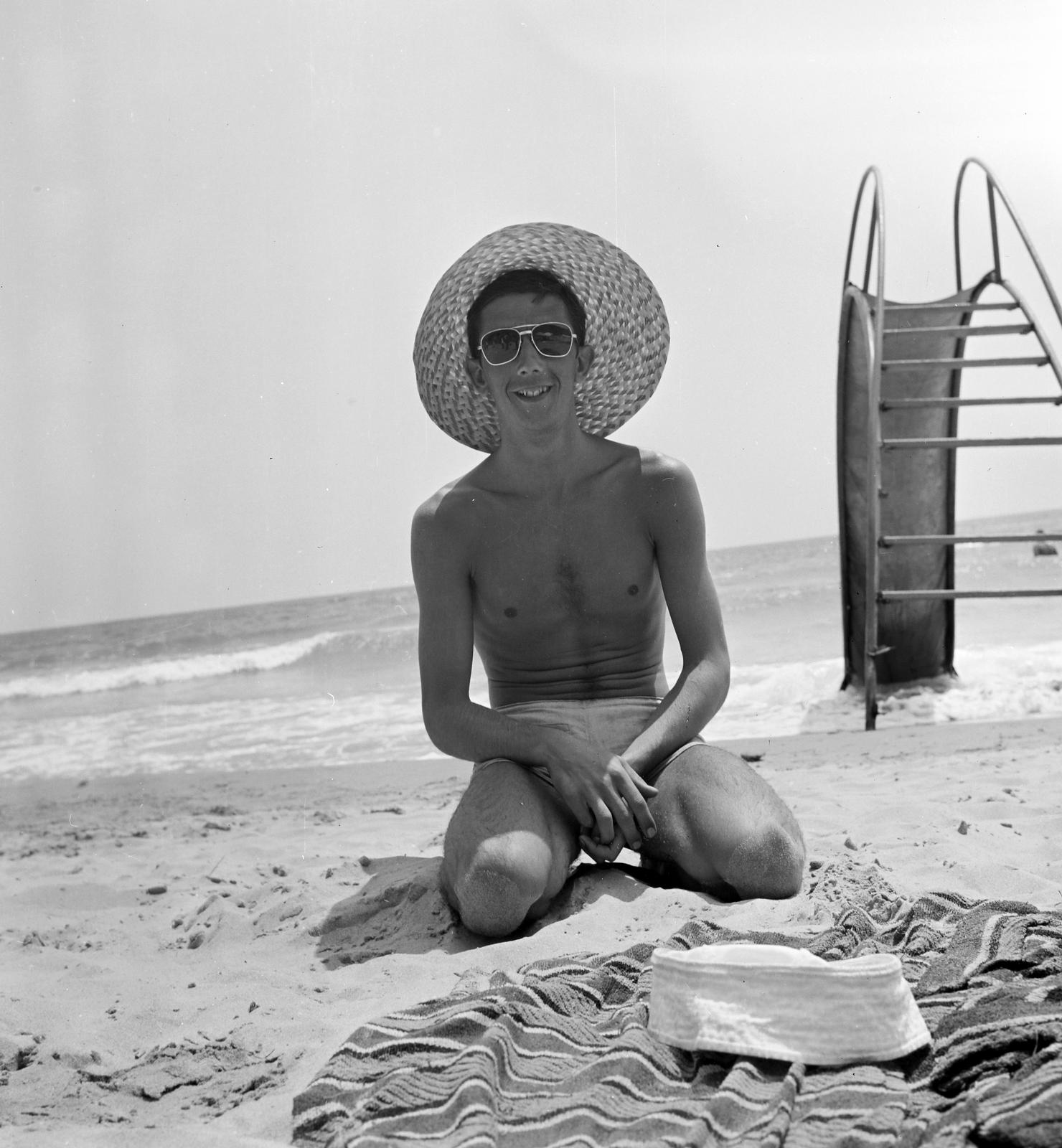1970, Rékai Zsolt, Best of, half-naked, shades, playground slide, straw hat, sea shore, Fortepan #300743