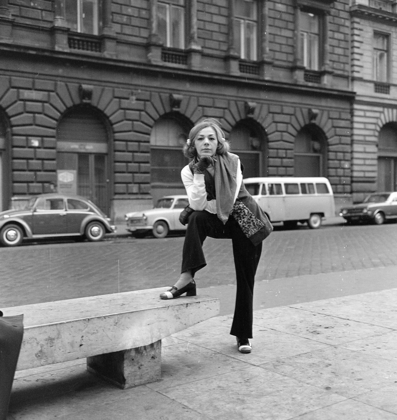 Magyarország, Budapest VI., Liszt Ferenc tér, a felvétel az Andrássy út (Népköztársaság útja) közelében, Liszt Ferenc szobránál készült., 1970, Rékai Zsolt, Best of, divat, hölgy, póz, kesztyű, fejtámasztás, Budapest, Fortepan #300744