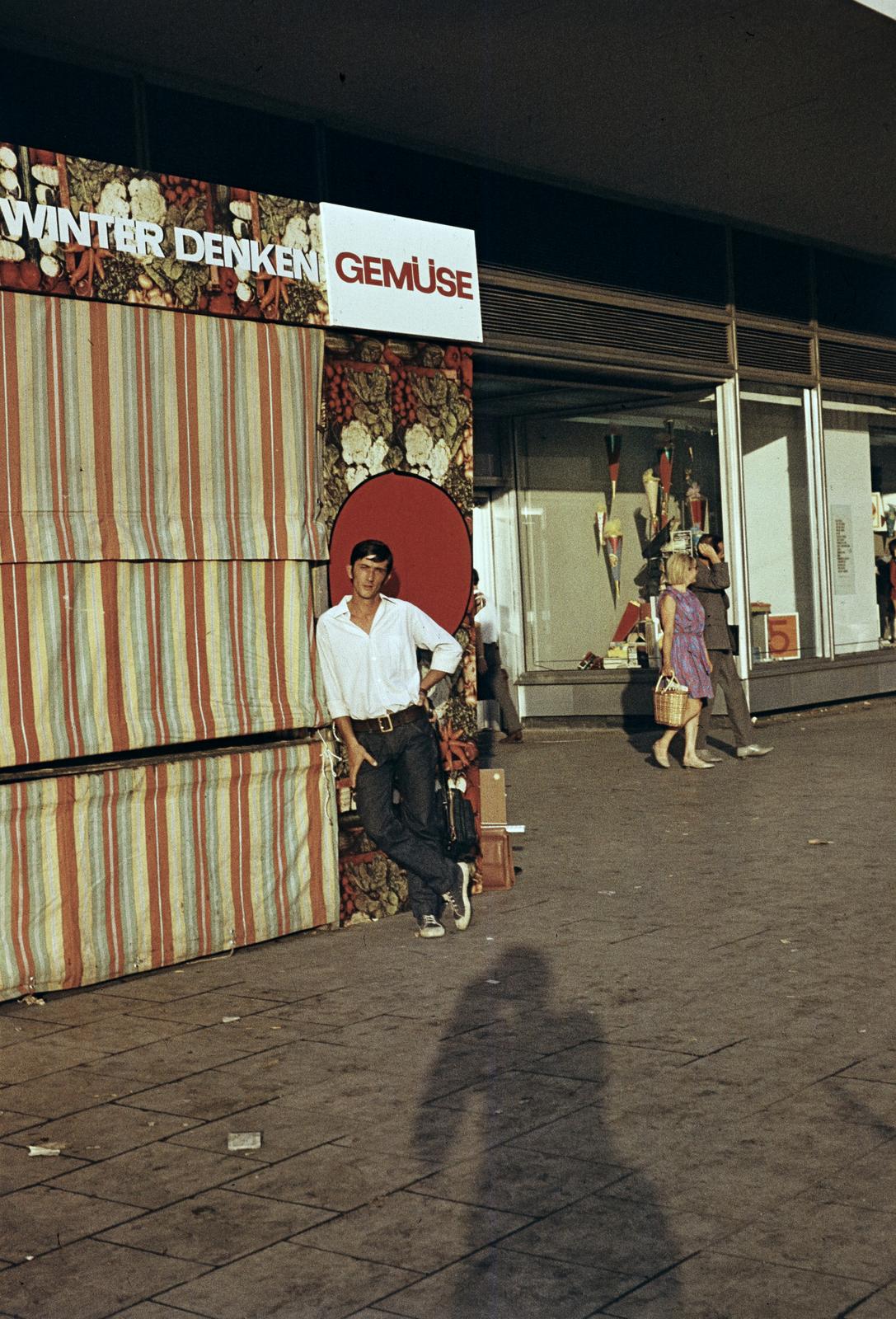 1974, Rékai Zsolt, portrait, greengrocer, colorful, Fortepan #300751