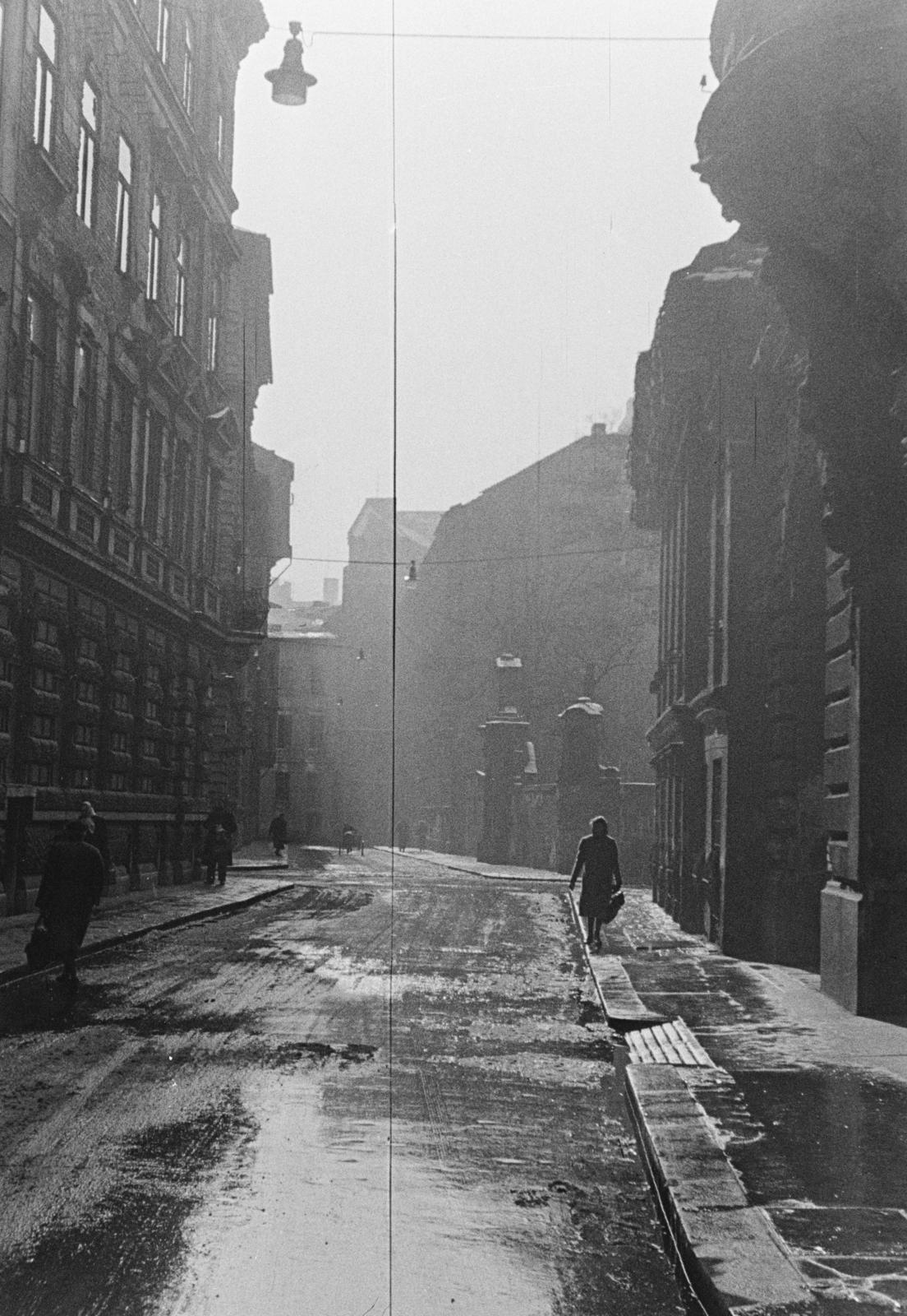 Hungary, Budapest V., Szerb utca, Keresztben a Veres Pálné utca. Szemben a Szent György nagyvértanú Szerb Ortodox templom templomkerti kapuja., 1957, Szalay János, Budapest, Fortepan #300766