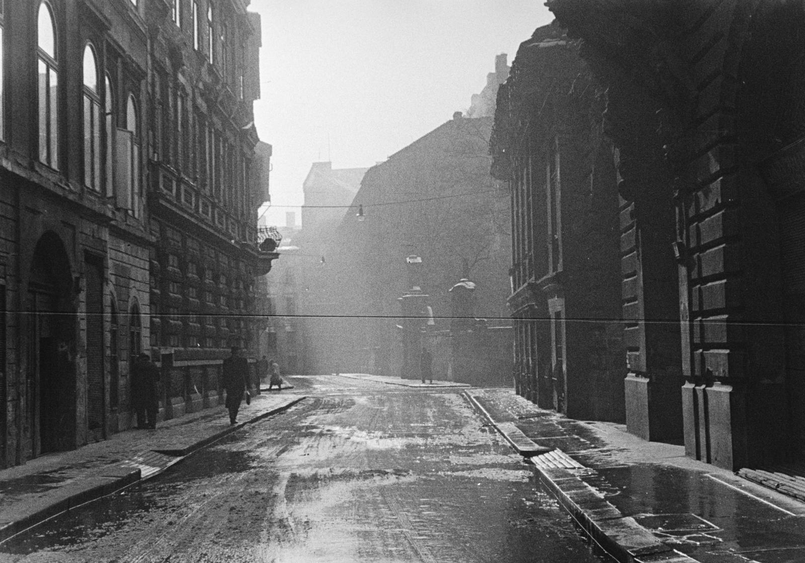 Hungary, Budapest V., Szerb utca, Keresztben a Veres Pálné utca. Szemben a Szent György nagyvértanú Szerb Ortodox templom templomkerti kapuja., 1957, Szalay János, Budapest, Fortepan #300767