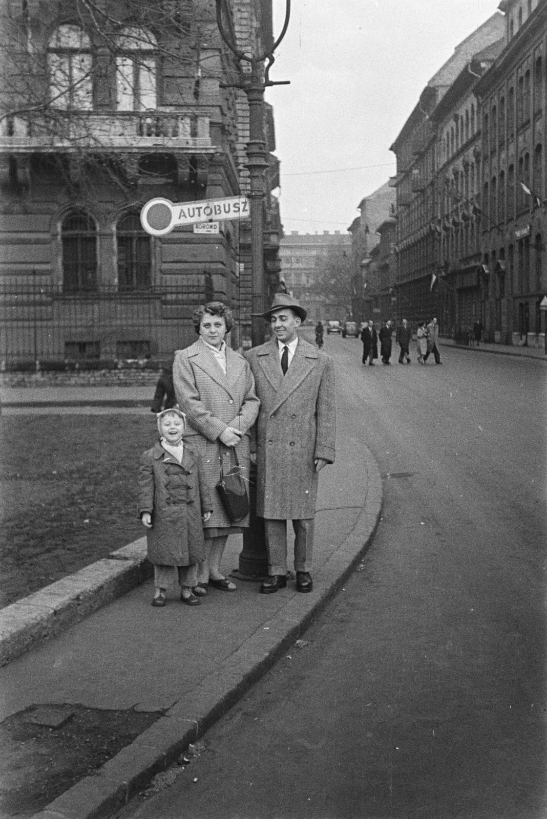 Magyarország, Budapest VI., Kodály körönd (Körönd), háttérben a Felsőerdősor utca, távolabb a Lövölde tér melletti ház látható., 1957, Szalay János, buszmegálló, család, Budapest, Fortepan #300772