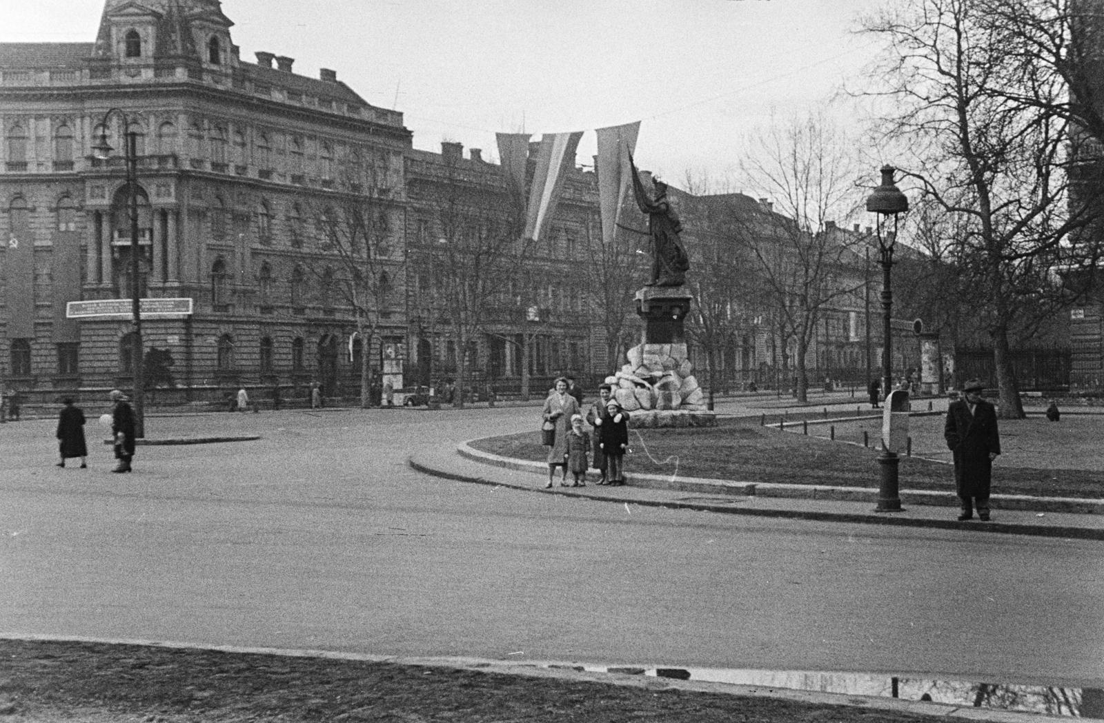 Magyarország, Budapest VI., Kodály körönd (Körönd), a felvétel a Felsőerdősor utcánál készült. Zrínyi Miklós szobra mögött az Andrássy út (Népköztársaság útja) Hősök tere felé vezető szakaszának házsora látható., 1957, Szalay János, buszmegálló, Budapest, Fortepan #300774
