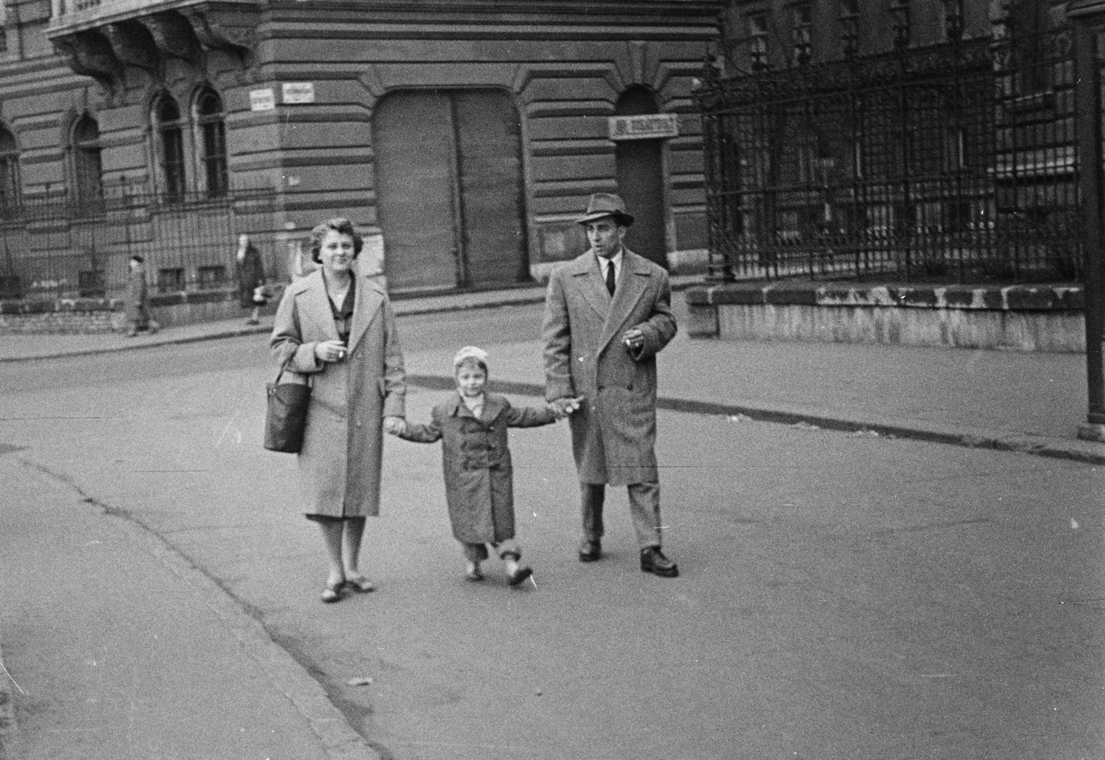 Magyarország, Budapest VI., Kodály körönd (Körönd), háttérben a Felsőerdősor utca sarkán álló épület látható., 1957, Szalay János, Budapest, Fortepan #300778