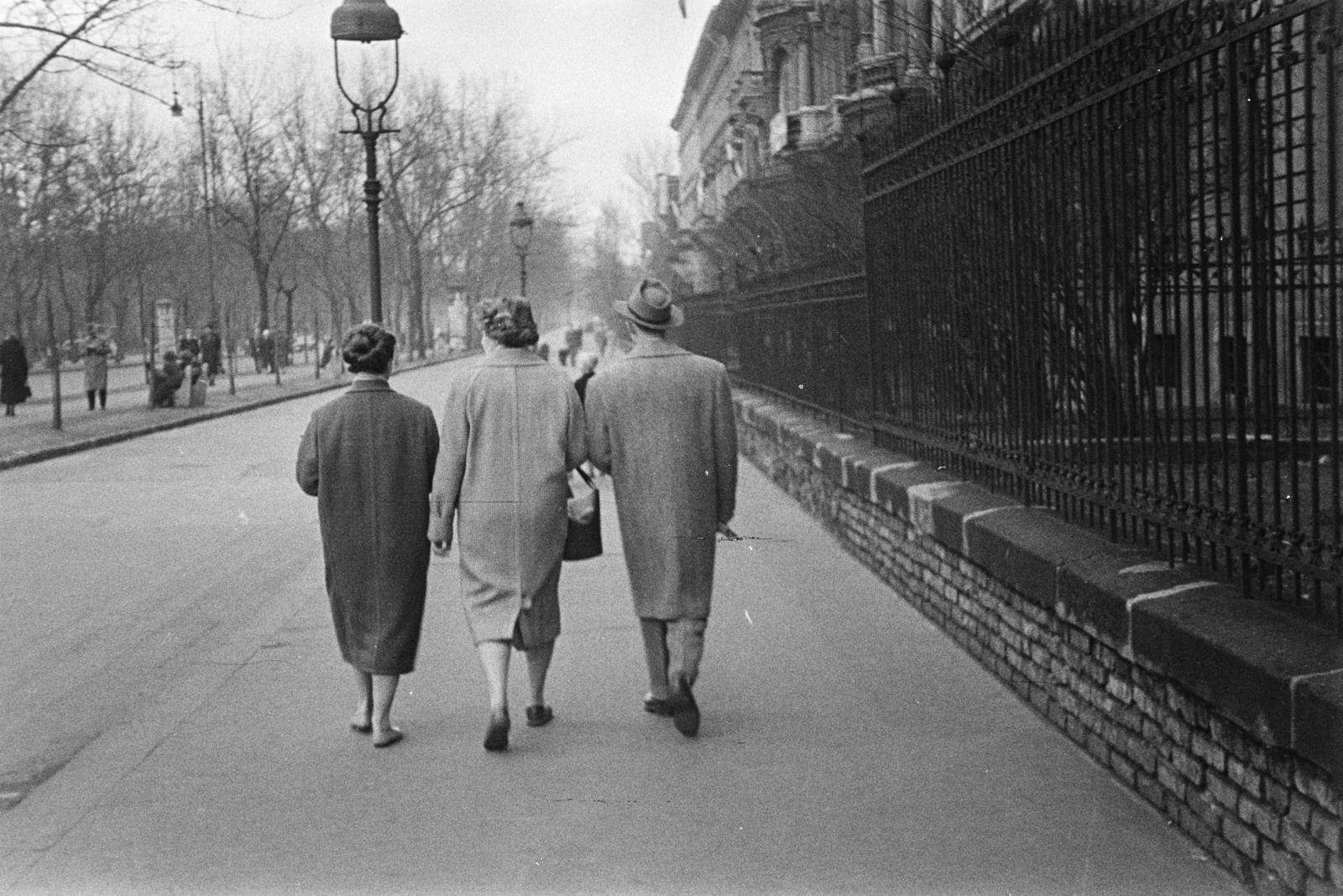 Hungary, Budapest VI., Andrássy út (Népköztársaság útja), a felvétel a Kodály körönd (Körönd) felől a Hősök tere felé vezető szakaszon készült., 1957, Szalay János, Budapest, Fortepan #300779