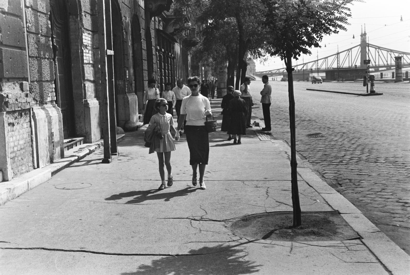 Magyarország, Budapest V., Belgrád rakpart, a felvétel a 22. számú ház előtt készült, háttérben a Szabadság híd., 1955, Szalay János, Budapest, Fortepan #300788