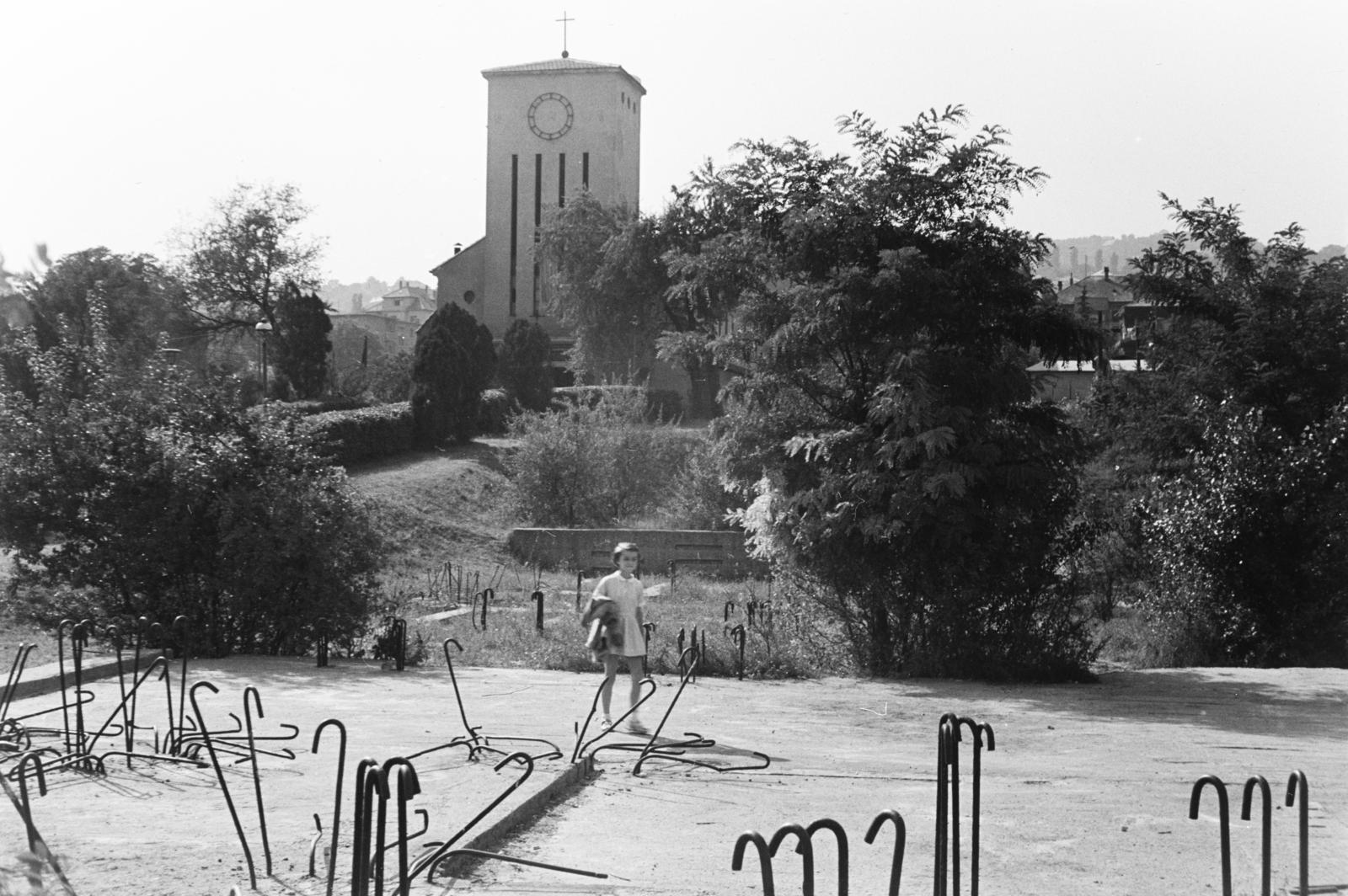 Hungary, Budapest XII., a mai Apor Vilmos tér, előtérben a megkezdett nagytemplom altemplomának födémszerkezete, háttérben a Felső-krisztinavárosi Keresztelő Szent János-templom., 1955, Szalay János, Budapest, Fortepan #300794