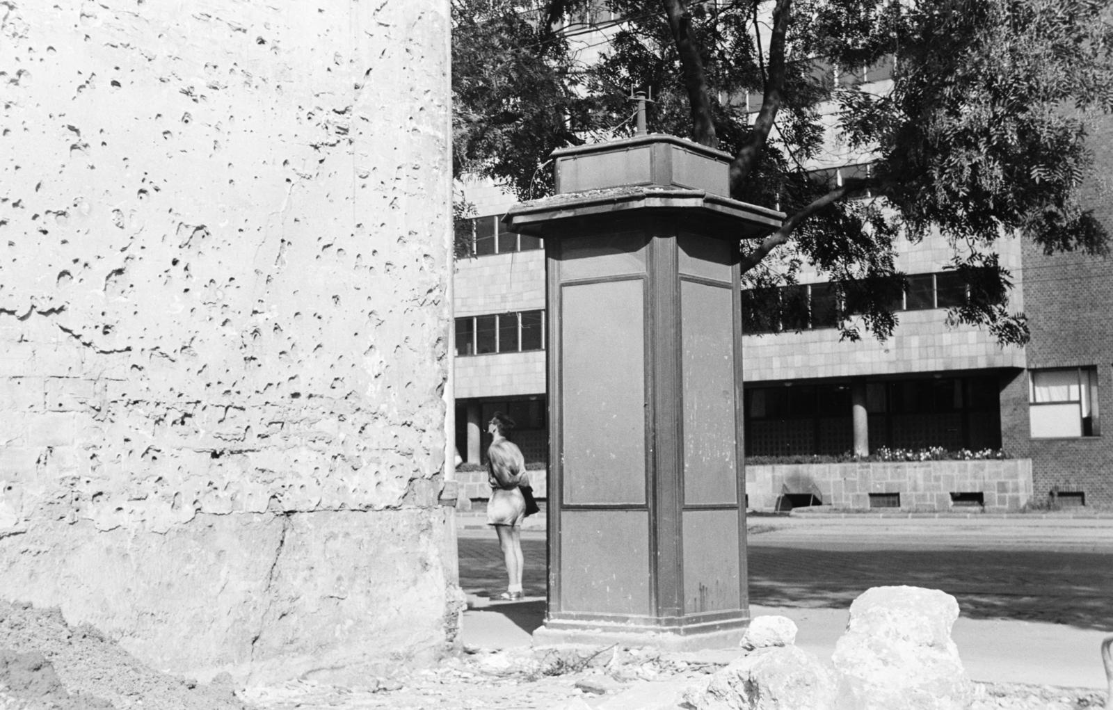 Hungary, Budapest XI., Eszék utca, háttérben a Fehérvári úti Rendelőintézet épülete látható., 1955, Szalay János, Budapest, Fortepan #300798