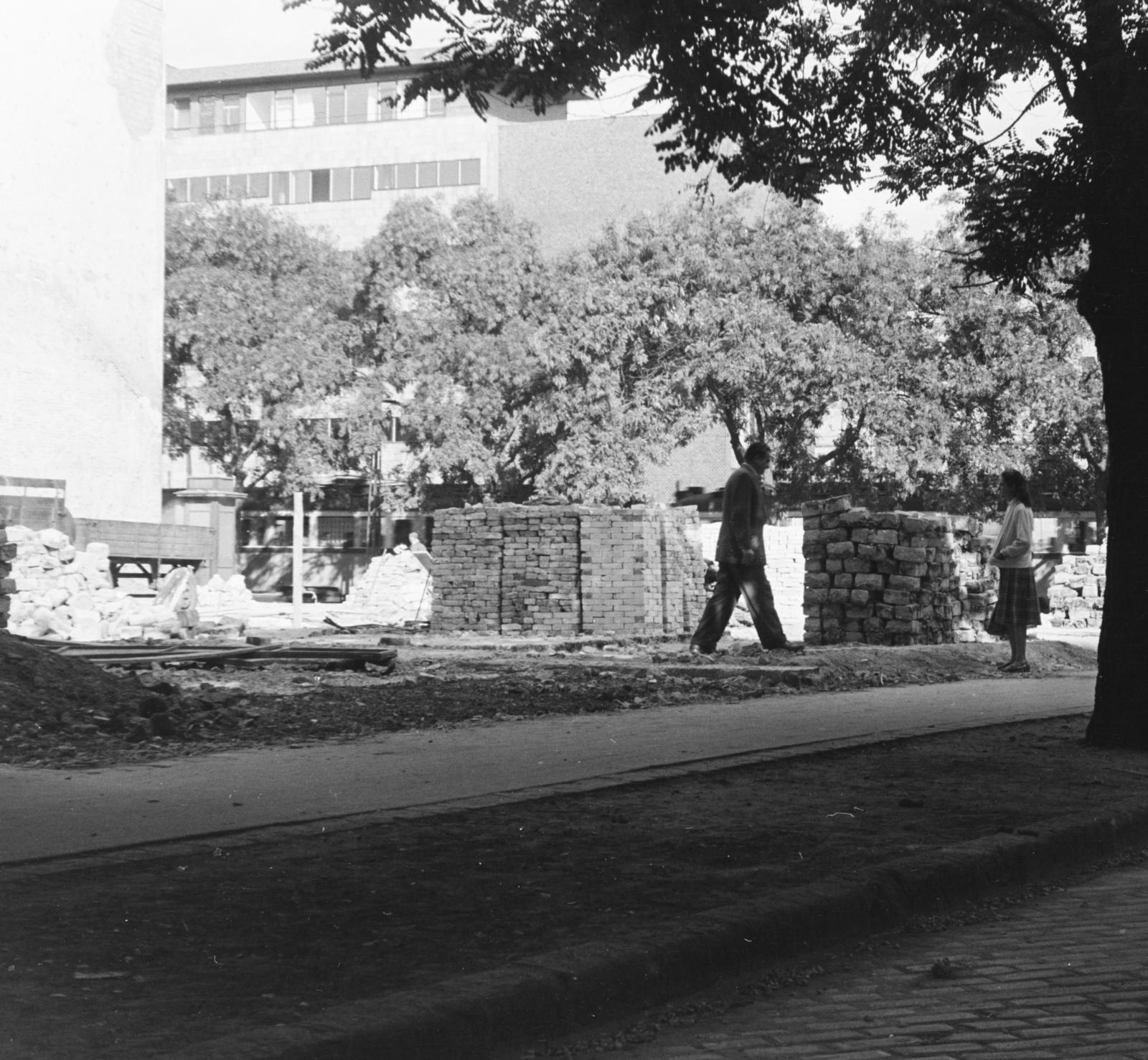 Hungary, Budapest XI., Eszék utca, háttérben a fák takarásában a Fehérvári úti Rendelőintézet épülete látható., 1955, Szalay János, Budapest, Fortepan #300799