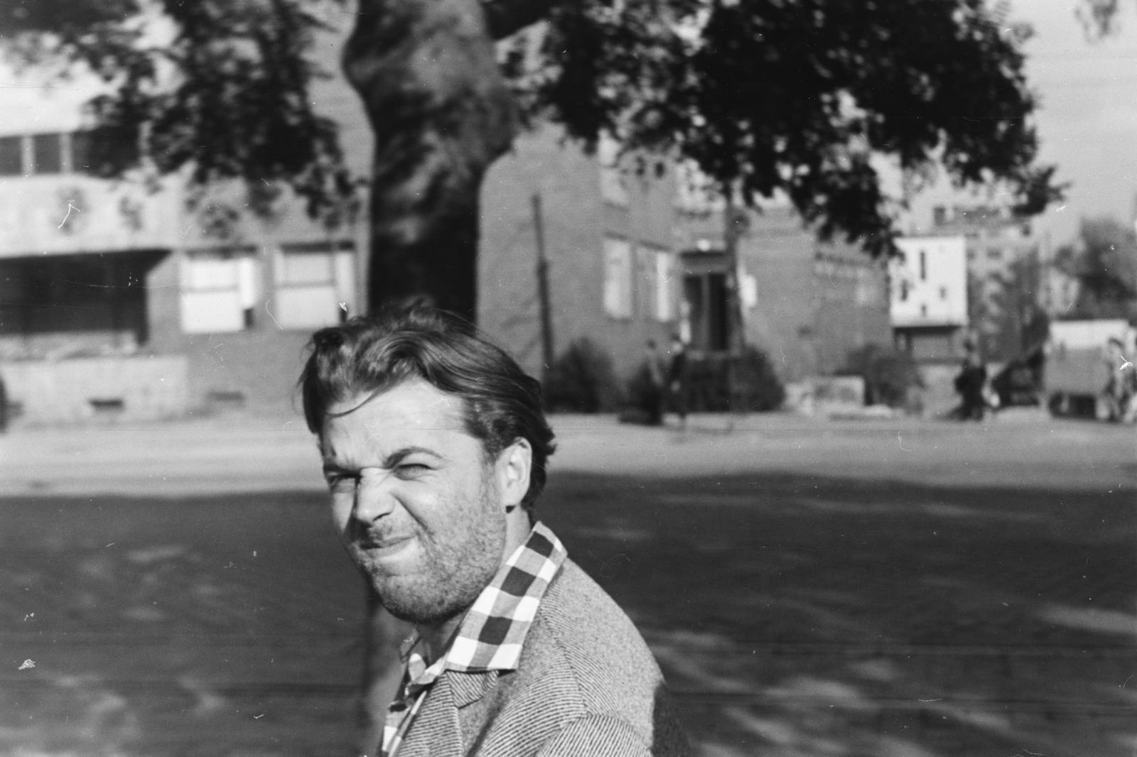 Magyarország, Budapest XI., Fehérvári út, háttérben a Fehérvári úti Rendelőintézet., 1955, Szalay János, grimasz, férfi, Budapest, Fortepan #300802