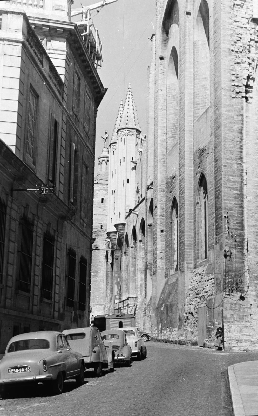Franciaország, Avignon, Rue Jean Vilar, szemben a Pápai új palota / Palais Neuf homlokzata., 1961, Szalay János, Fortepan #300812