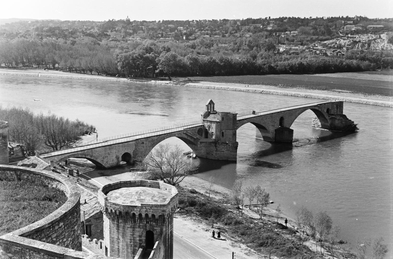 Franciaország, Avignon, kilátás az erődből a Rhone folyó és a Pont d’Avignon / Pont Saint-Bénezet felé, előtérben a Tour de la Porte du Rocher.
, 1961, Szalay János, Fortepan #300813
