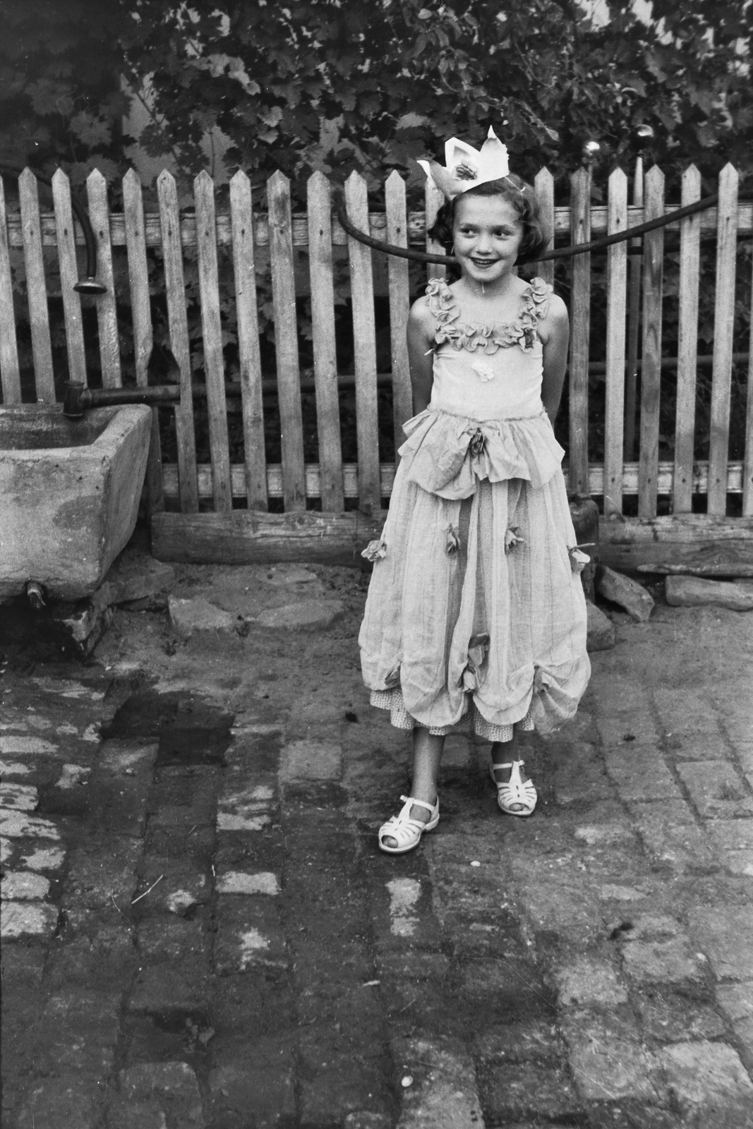 1954, Németh Tamás, portrait, yard, girl, costume, lath fence, tradition, hands behind the back, Fortepan #30082