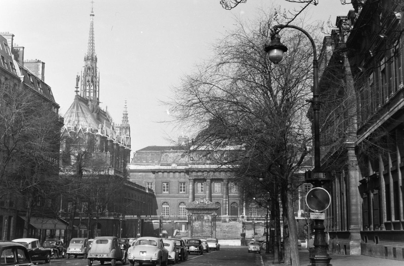 France, Paris, Cité-sziget, a Sainte-Chapelle az Igazságügyi Palota épületkomplexum udvarán., 1961, Szalay János, Fortepan #300824