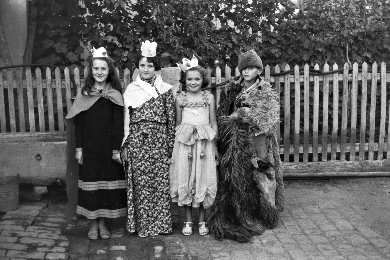 1954, Németh Tamás, yard, tableau, costume, kids, lath fence, tradition, Fortepan #30083