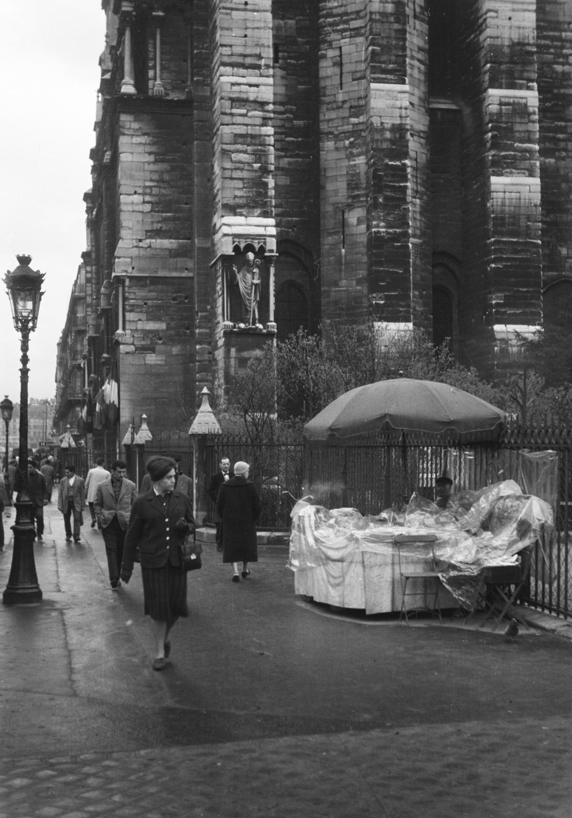 France, Paris, Cité-sziget, a Notre-Dame épületének délnyugati sarka a Pont au Double felől., 1961, Szalay János, Fortepan #300830