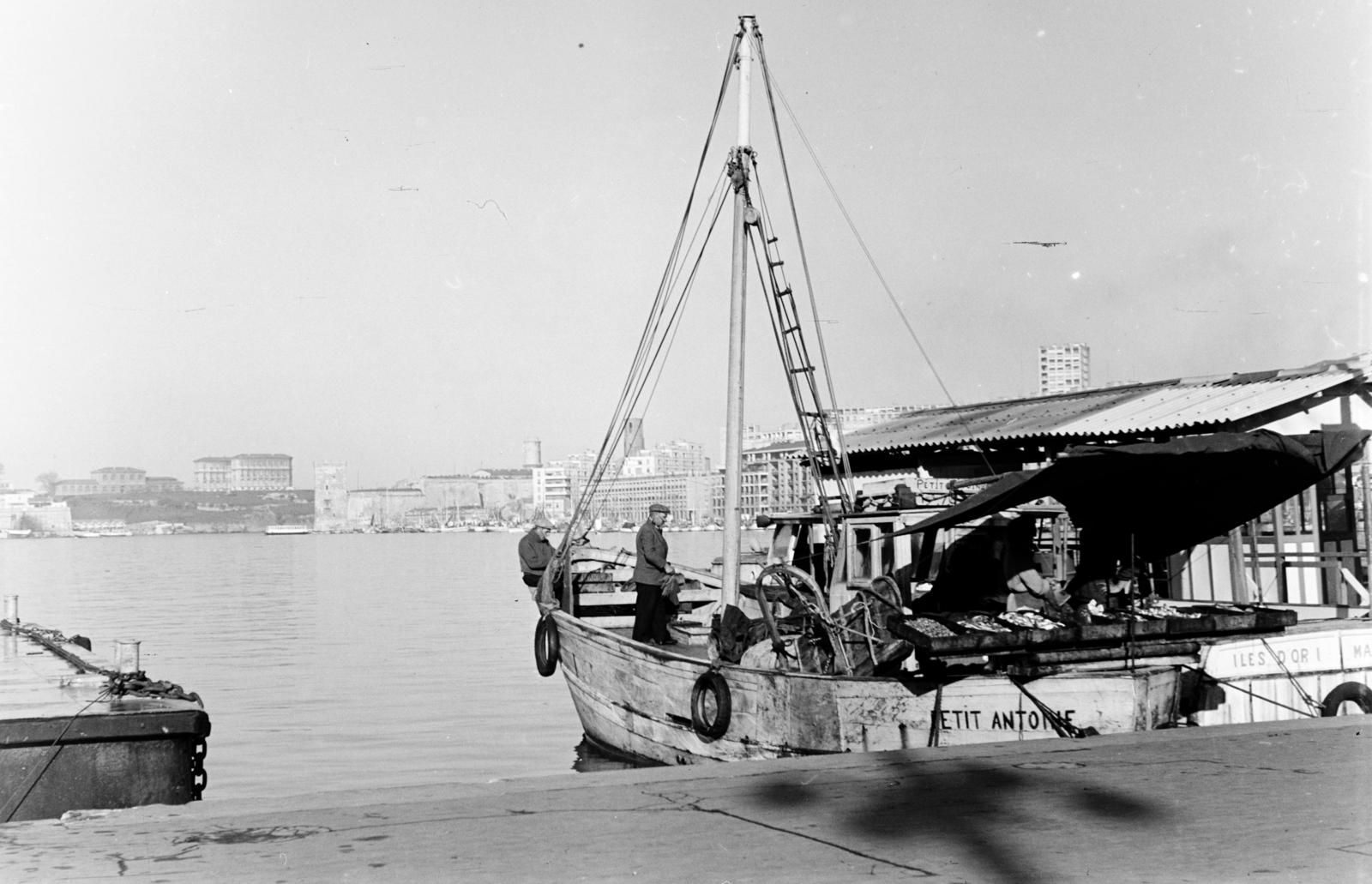 Franciaország, Marseille, régi kikötő (Vieux-Port de Marseille)., 1961, Szalay János, kikötő, hajó, Fortepan #300836